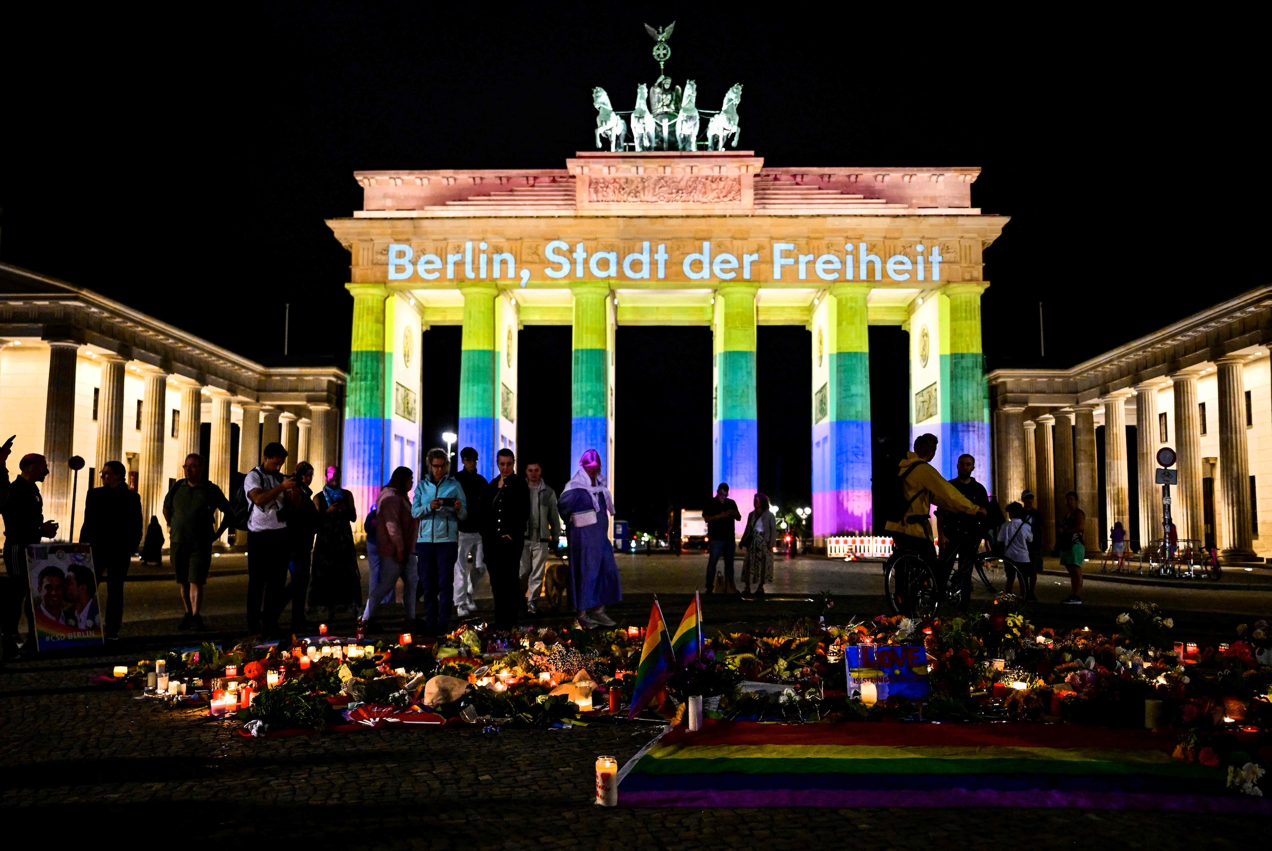 De Brandenburger Tor in Berlijn zondagavond.