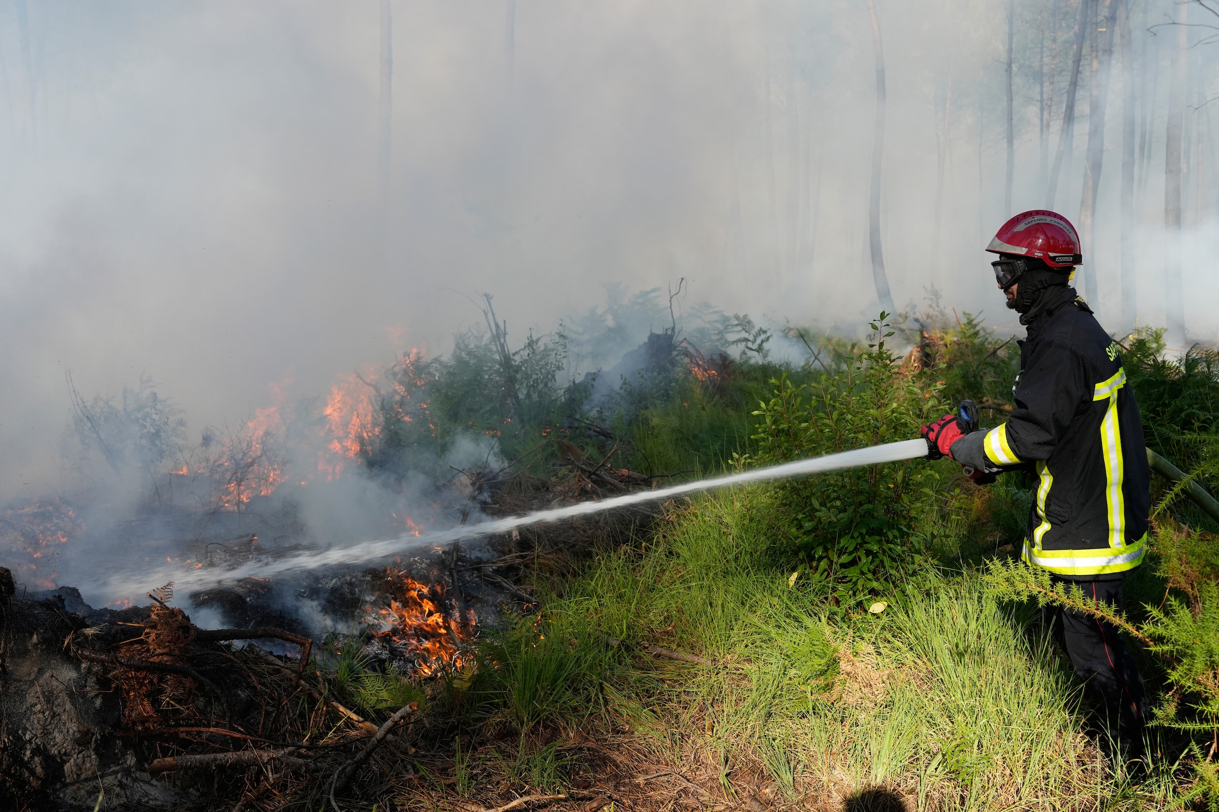 Een brandweerman in de buurt van Lacanau.