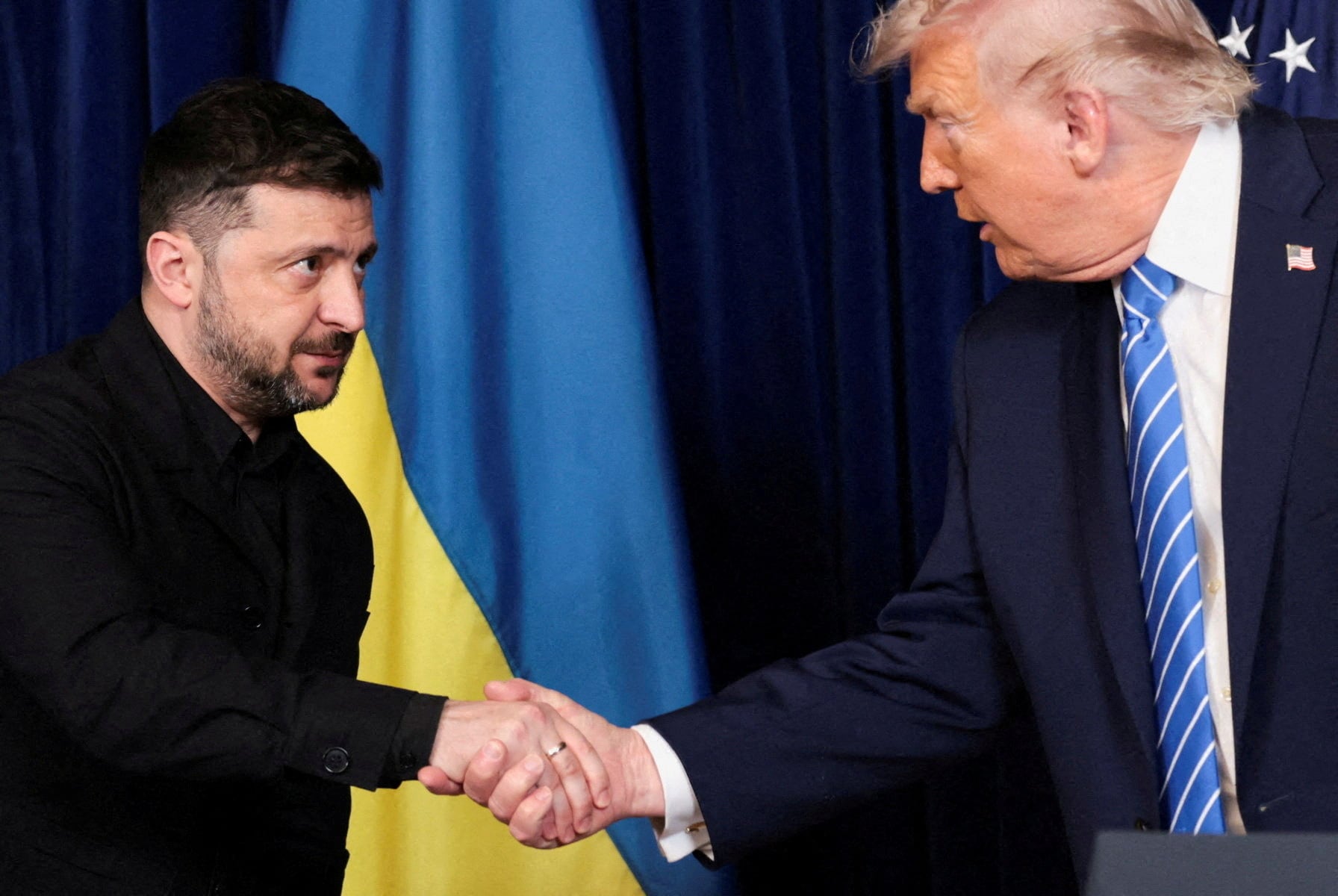 De Oekraïense president Zelensky schudt Donald Trump de hand tijdens een bezoek aan Trumps resort Mar-a-Lago, eind december.