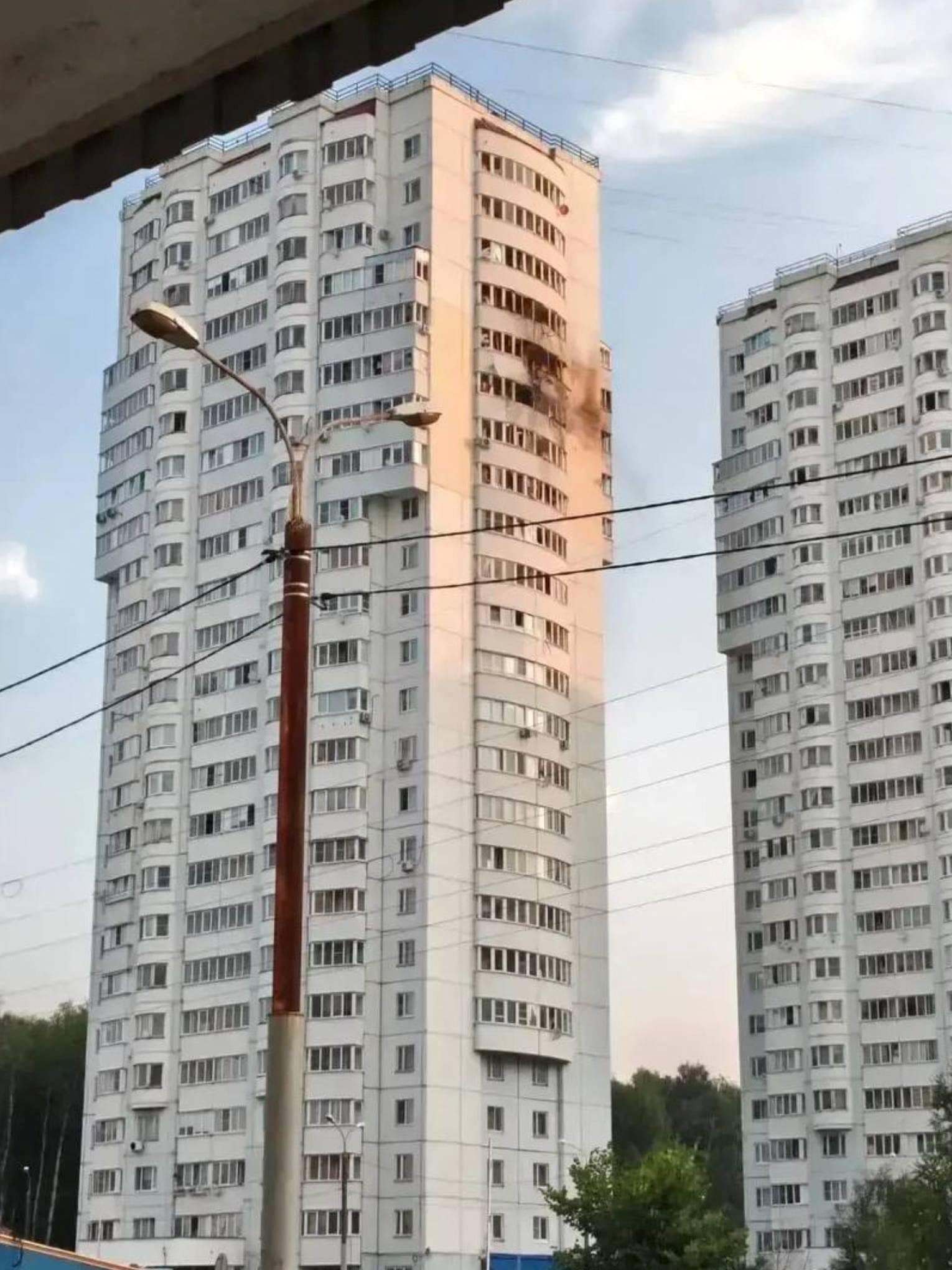 Schade aan een flatgebouw in de stad Tsjechov na een Oekraïense droneaanval.