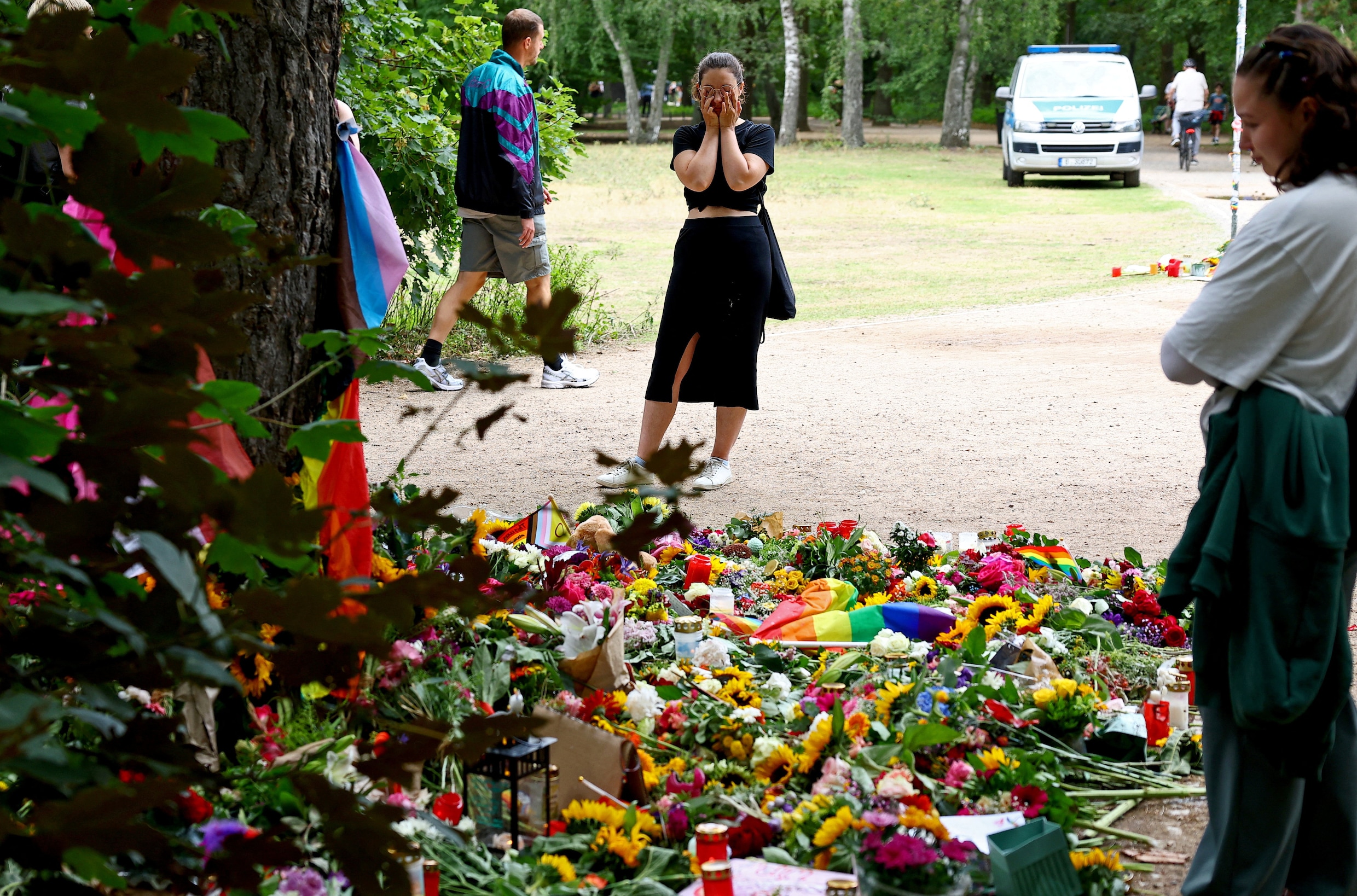Een herdenkingsplaats in Tiergarten, het park in Berlijn waar Abdul B. zaterdag inreed op een Pride-vierende menigte. 