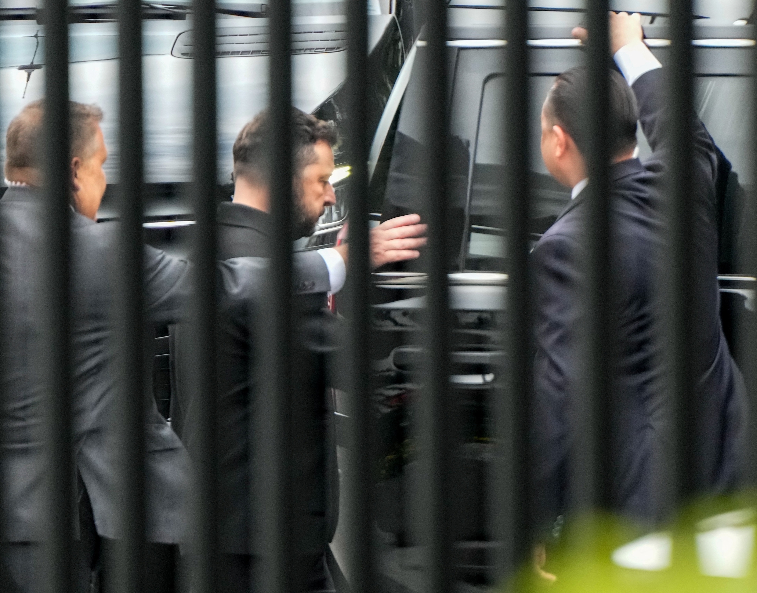 De Oekraïense president Zelensky vertrekt bij het Witte Huis na een besloten ontmoeting met president Trump.