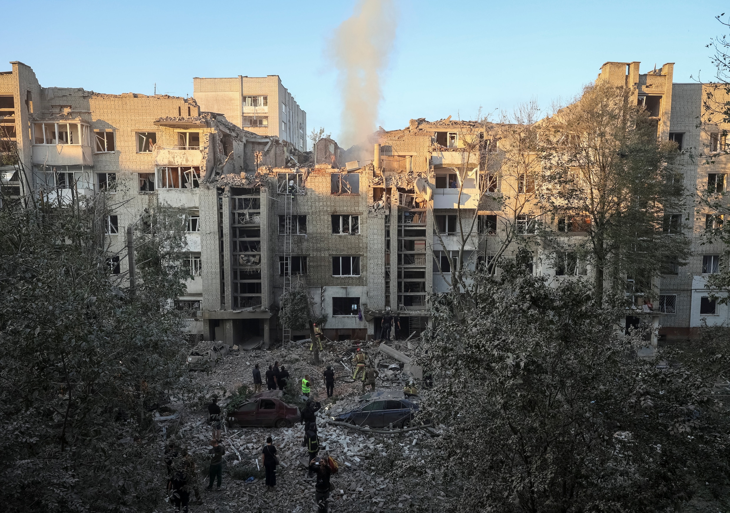 Een flatgebouw in de stad Lviv is zwaar beschadigd geraakt bij de aanval.