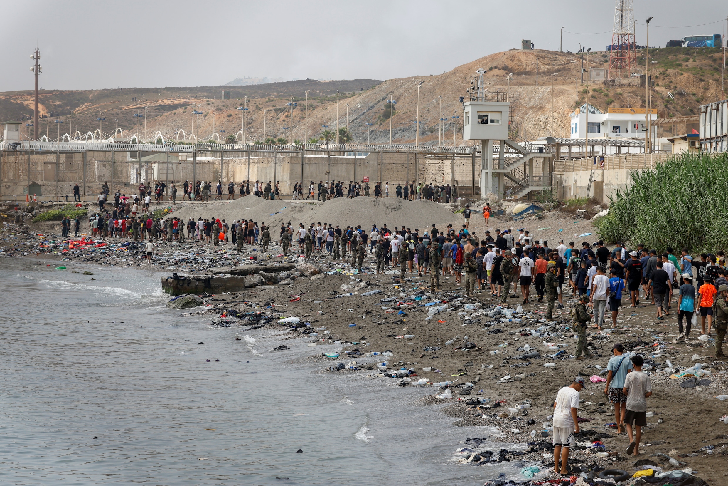 Tientallen migranten vrijdag bij de Spaanse exclave Ceuta.
