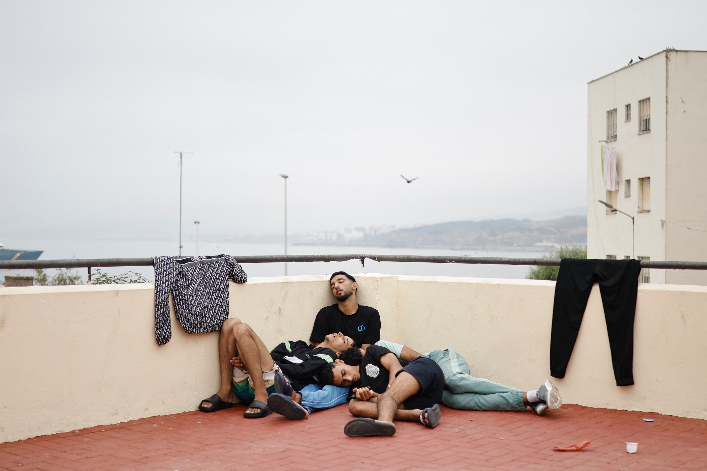 Uitgeputte migranten in Ceuta.