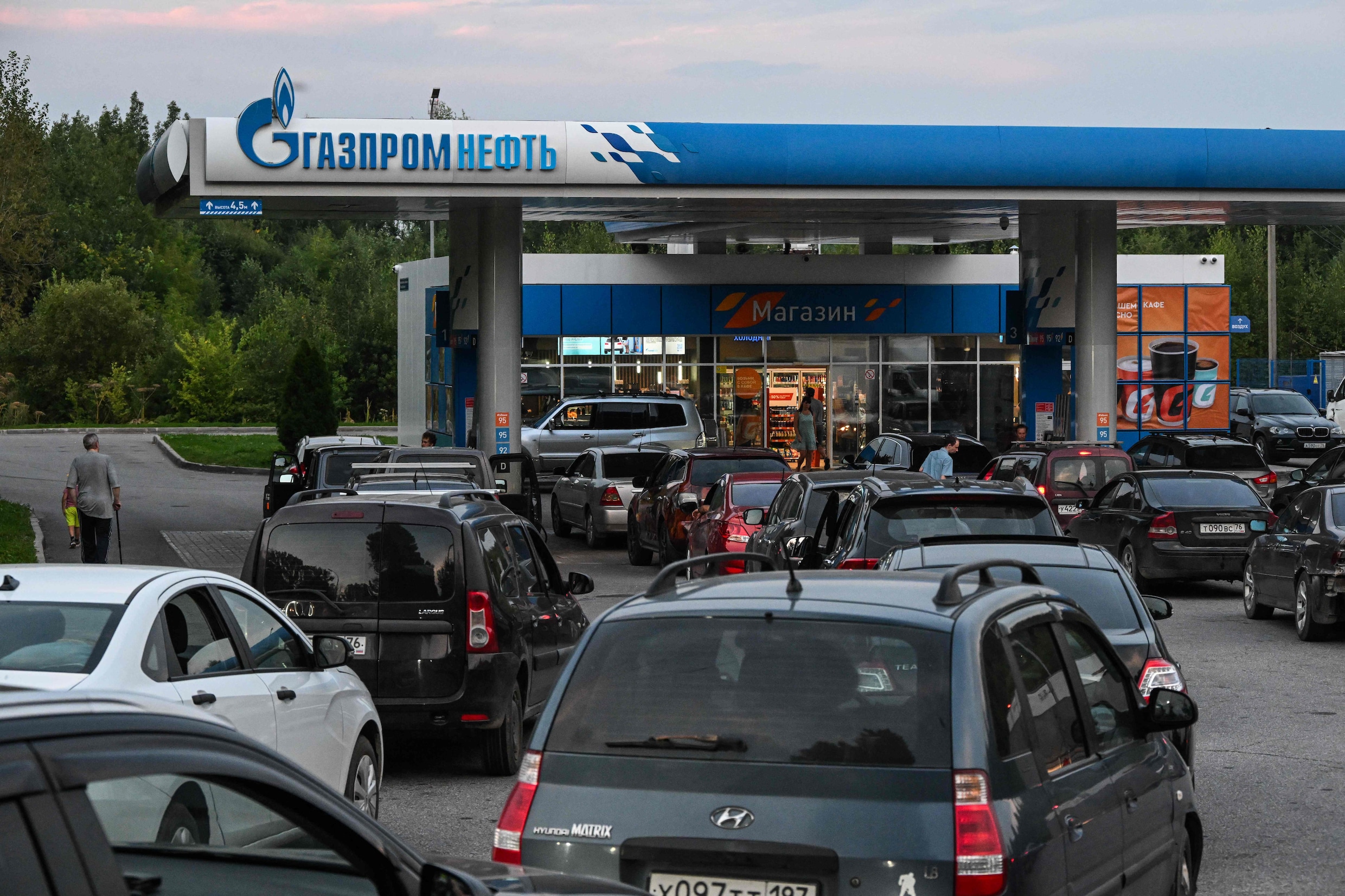 Auto’s bij een tankstation bij de Russische stad Pereslavl-Zalesski op 6 augusuts.