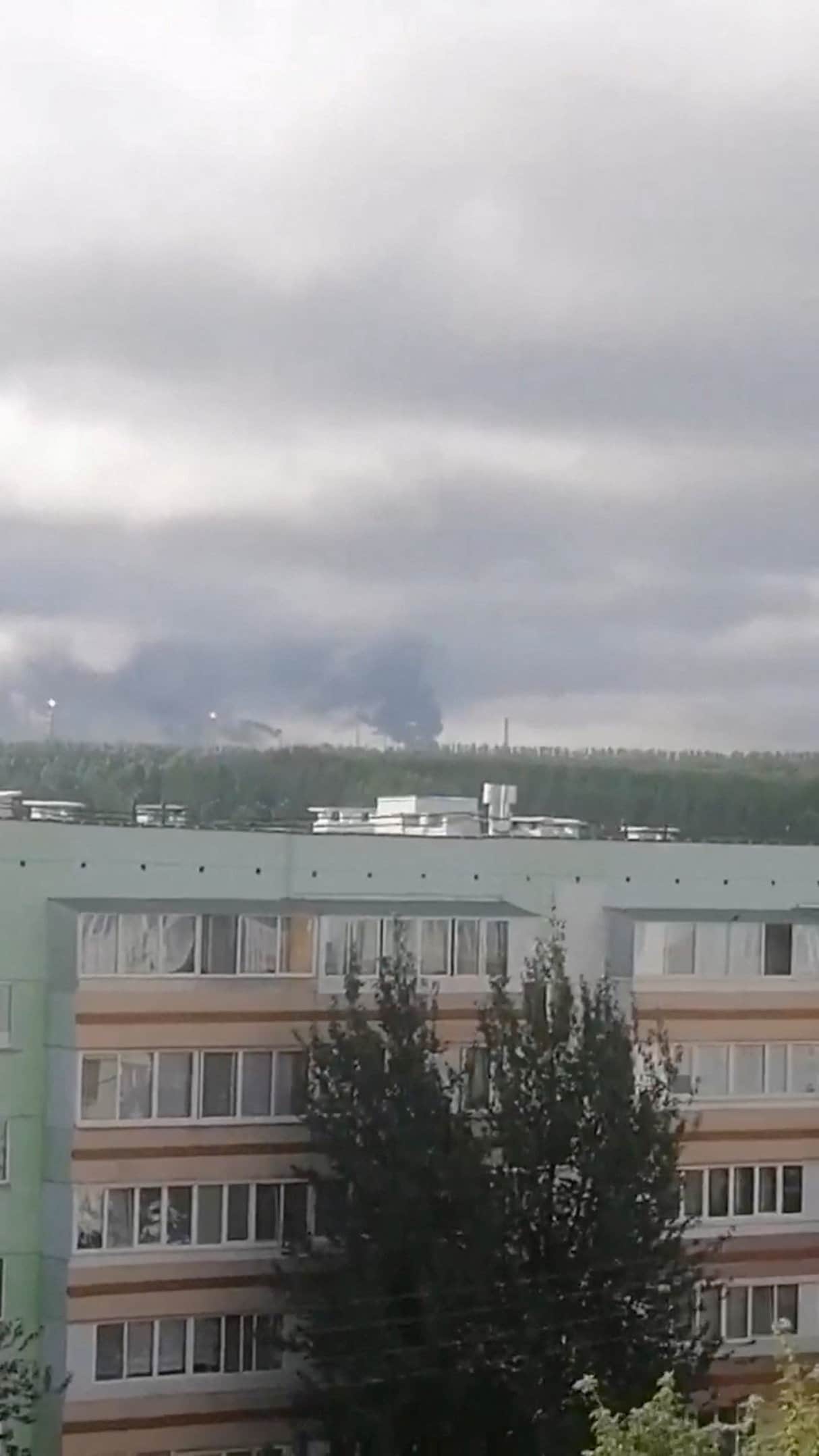 Rookpluimen stijgen op boven Nizjnekamsk na de Oekraïense droneaanval.