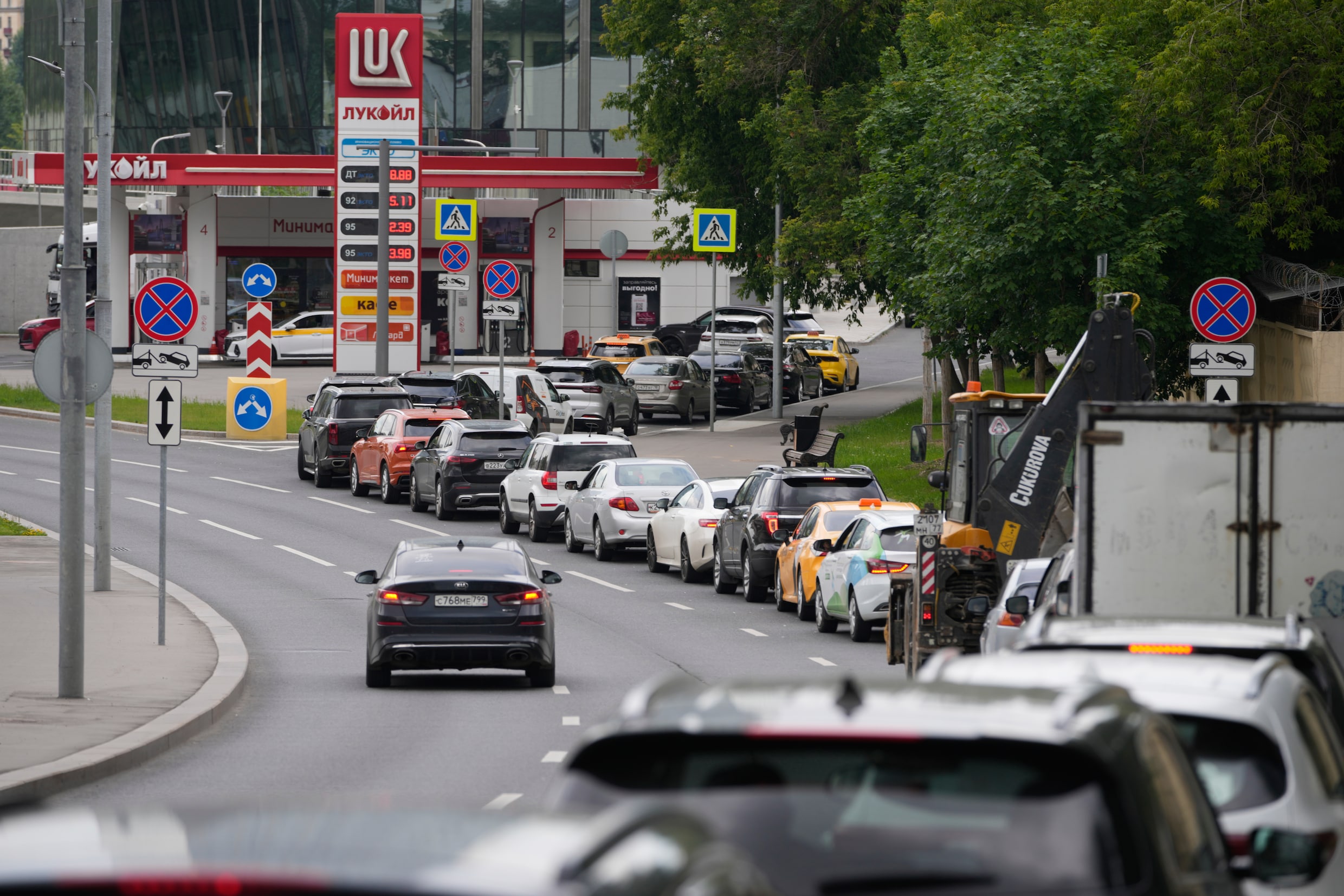 Auto’s staan in de file voor een tankstation in Moskou.