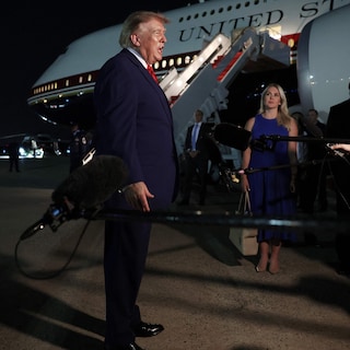 Geheime vliegtuigwissel van Trump bij Navo-top leidt tot felle reacties. Hoe ongewoon is deze truc?