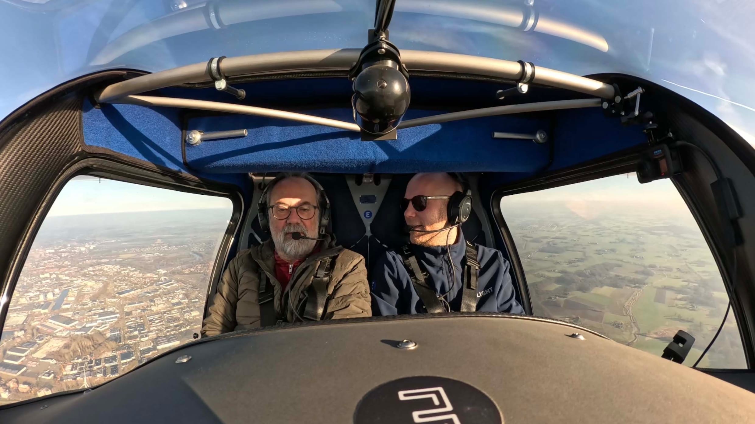 Maarten Steinbuch (links) en Merlijn van Vliet in de cockpit tijdens een vlucht.