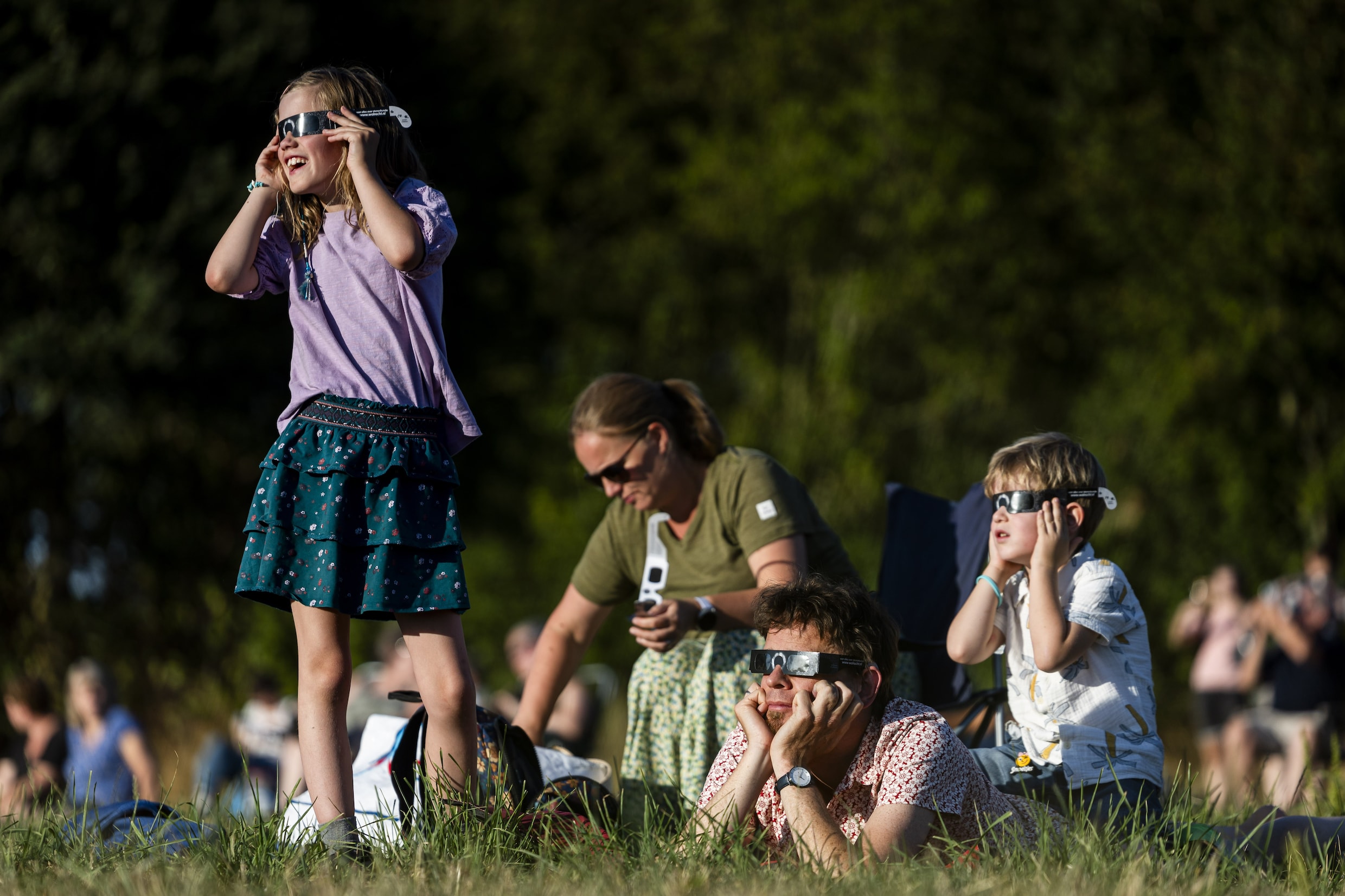 Bezoekers van Sterrenwacht Cosmos in Tilligte kijken naar de gedeeltelijke zonsverduistering.