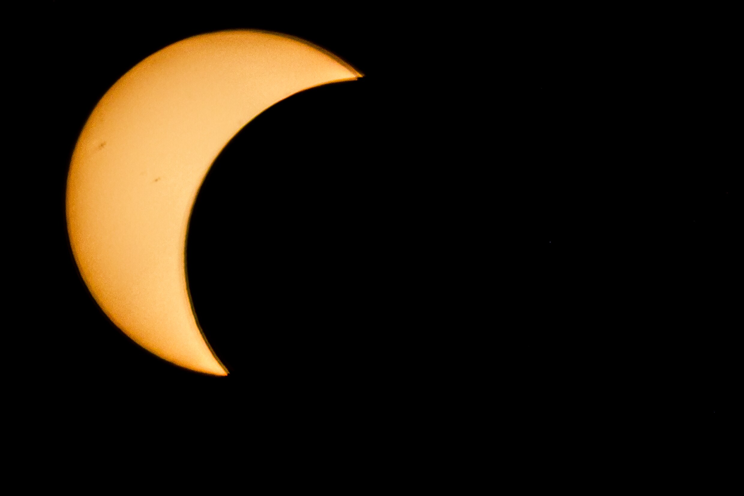 De  maan schuift voor de zon, zoals hier gefotografeerd in Asten.