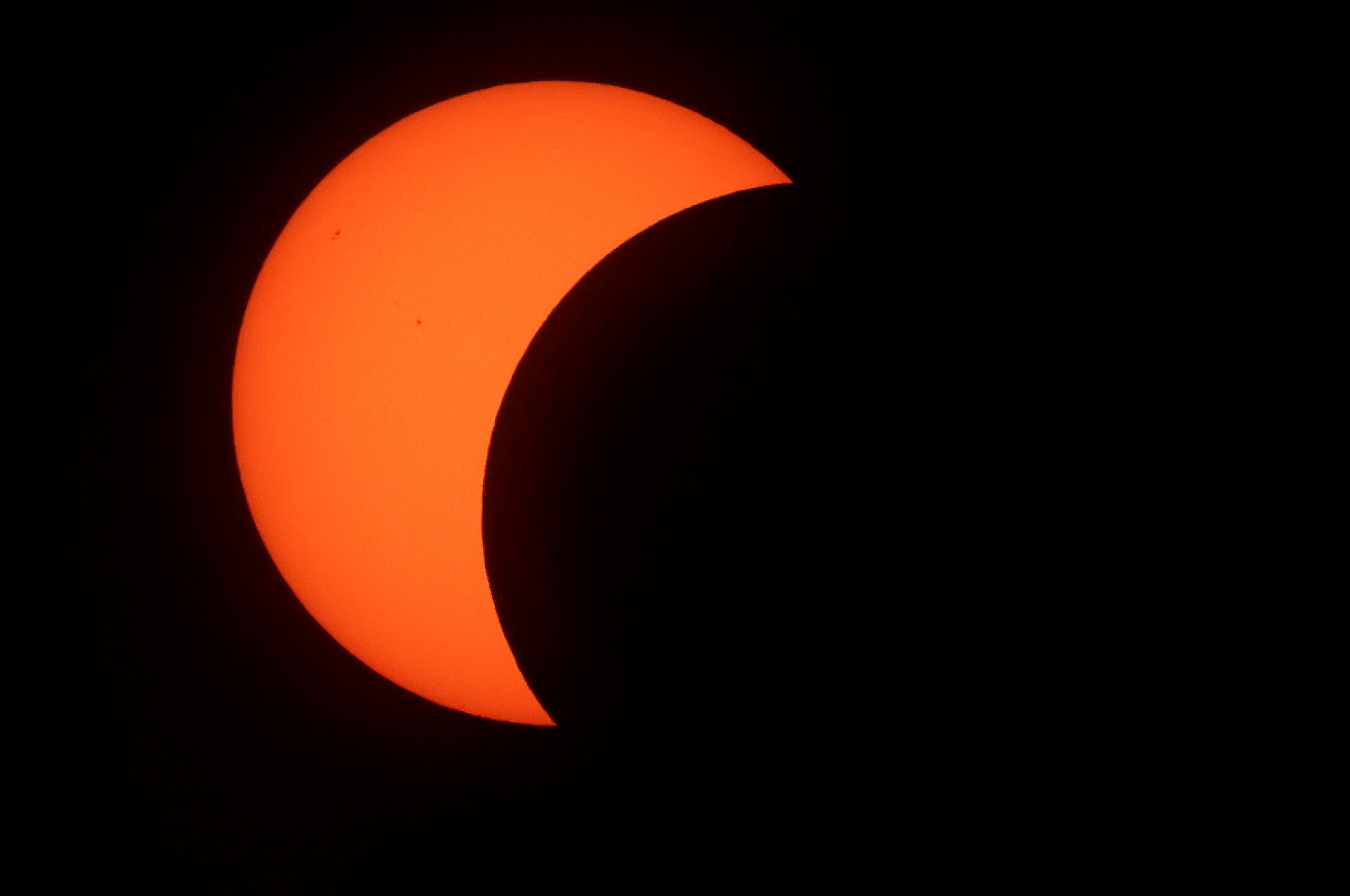 Het begin van de zonsverduistering, gefotografeerd in het Spaanse San Sebastián.