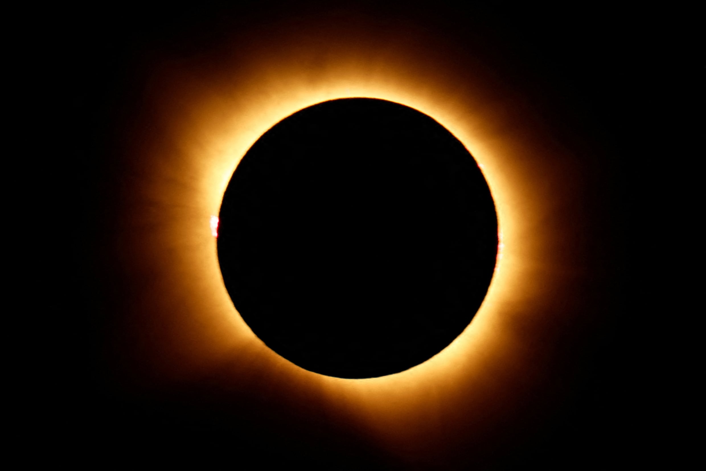 De maan bedekt de zon volledig in het Spaanse Arija.