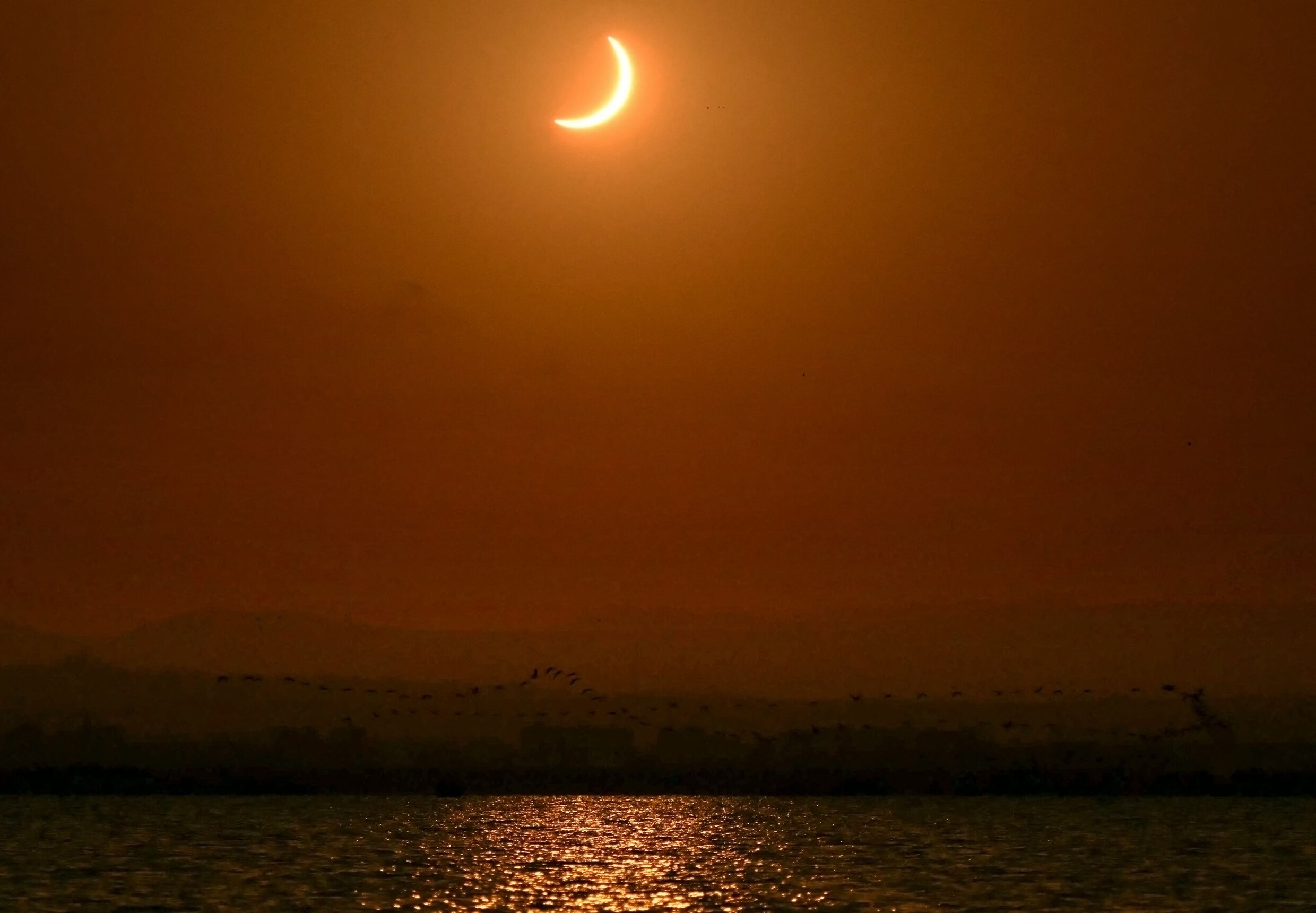Kort na de volledige zonsverduistering wordt de zon weer zichtbaar in La Albufera, in de buurt van Valencia.