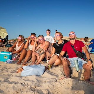 Met eclipsbrillen, kijkdozen en telescopen wachten op een bijna volledige zonsverduistering
