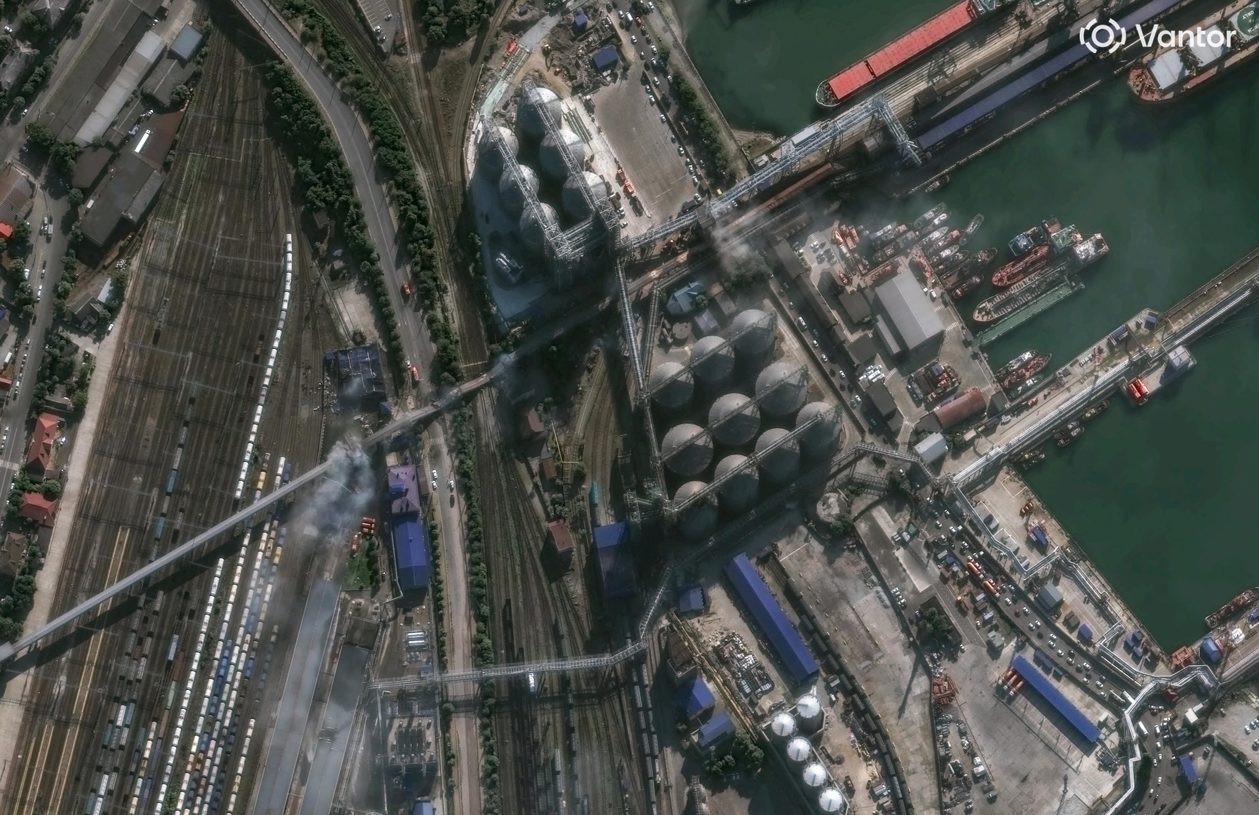 Satellietbeeld van een beschadigde graanterminal op de Russische haven van Novorosisk.