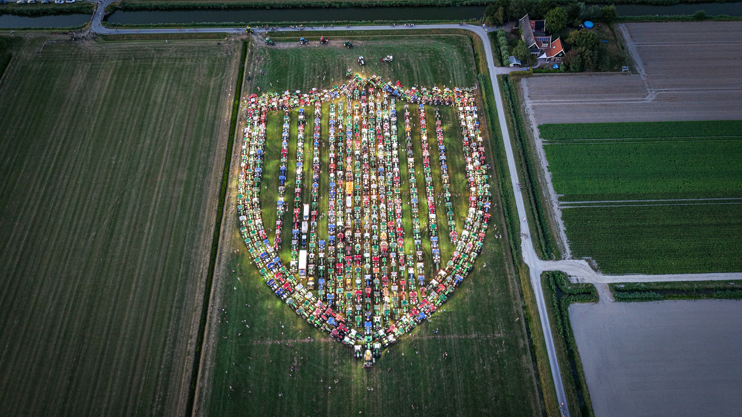 In Schemerhorn vormen boeren een schild met hun tractoren, augustus 2026.