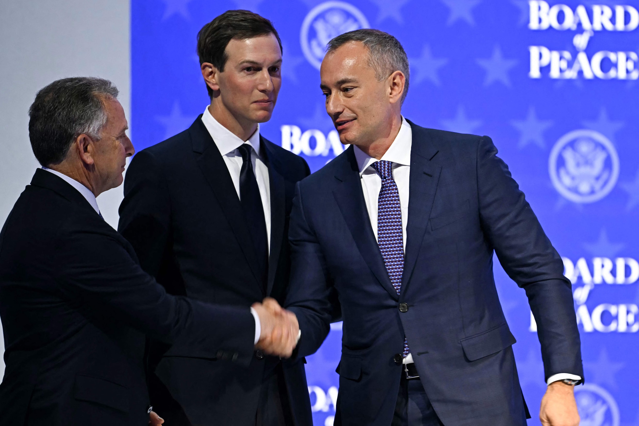 Nickolay Mladenov (rechts) met Trumps speciale gezanten Steve Witkoff (links) en Jared Kushner bij een vergadering van de Vredesraad begin dit jaar.