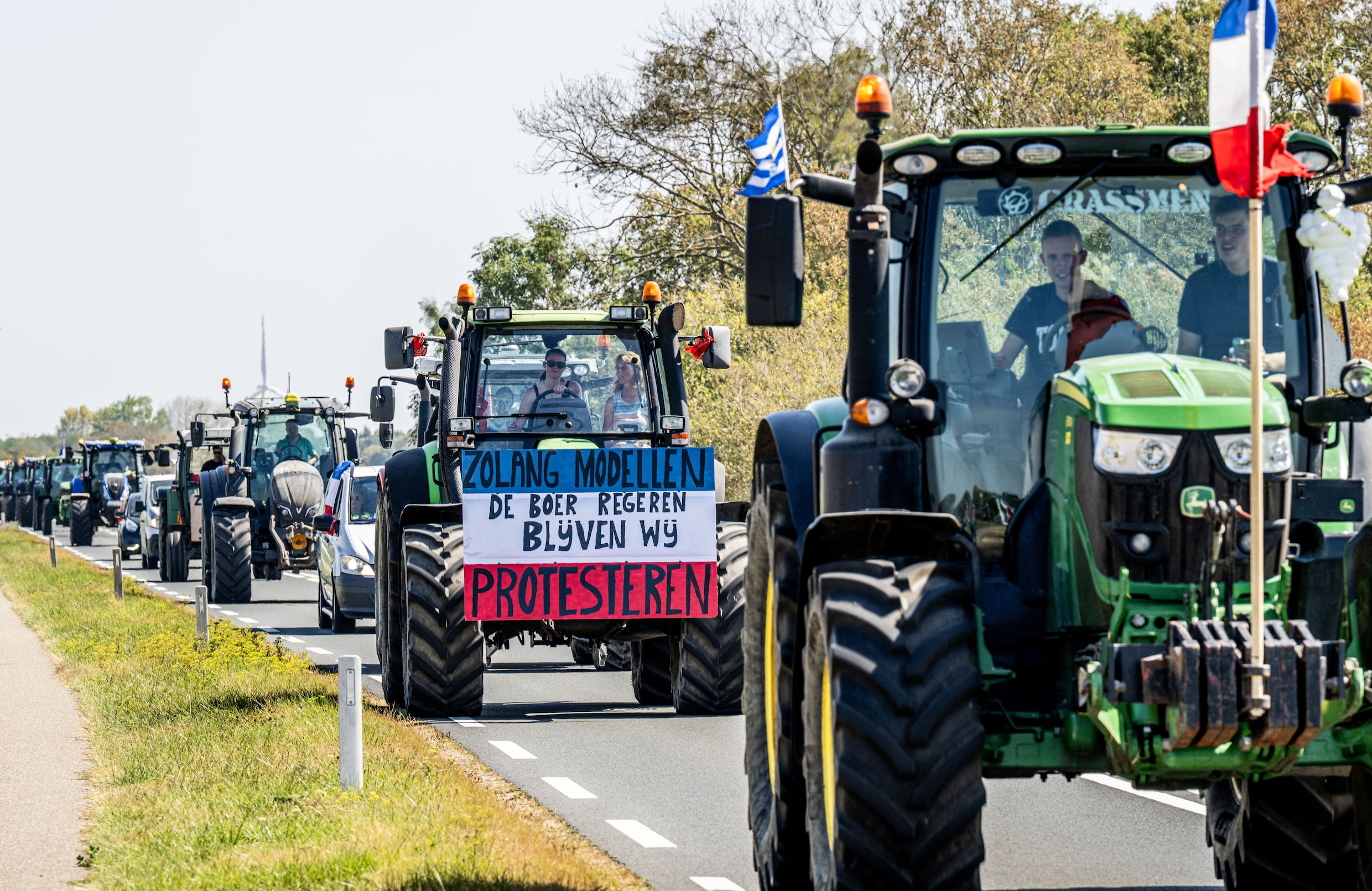 Boeren met trekkers tijdens een protestrit over de N59 naar Burgh-Haamstede.