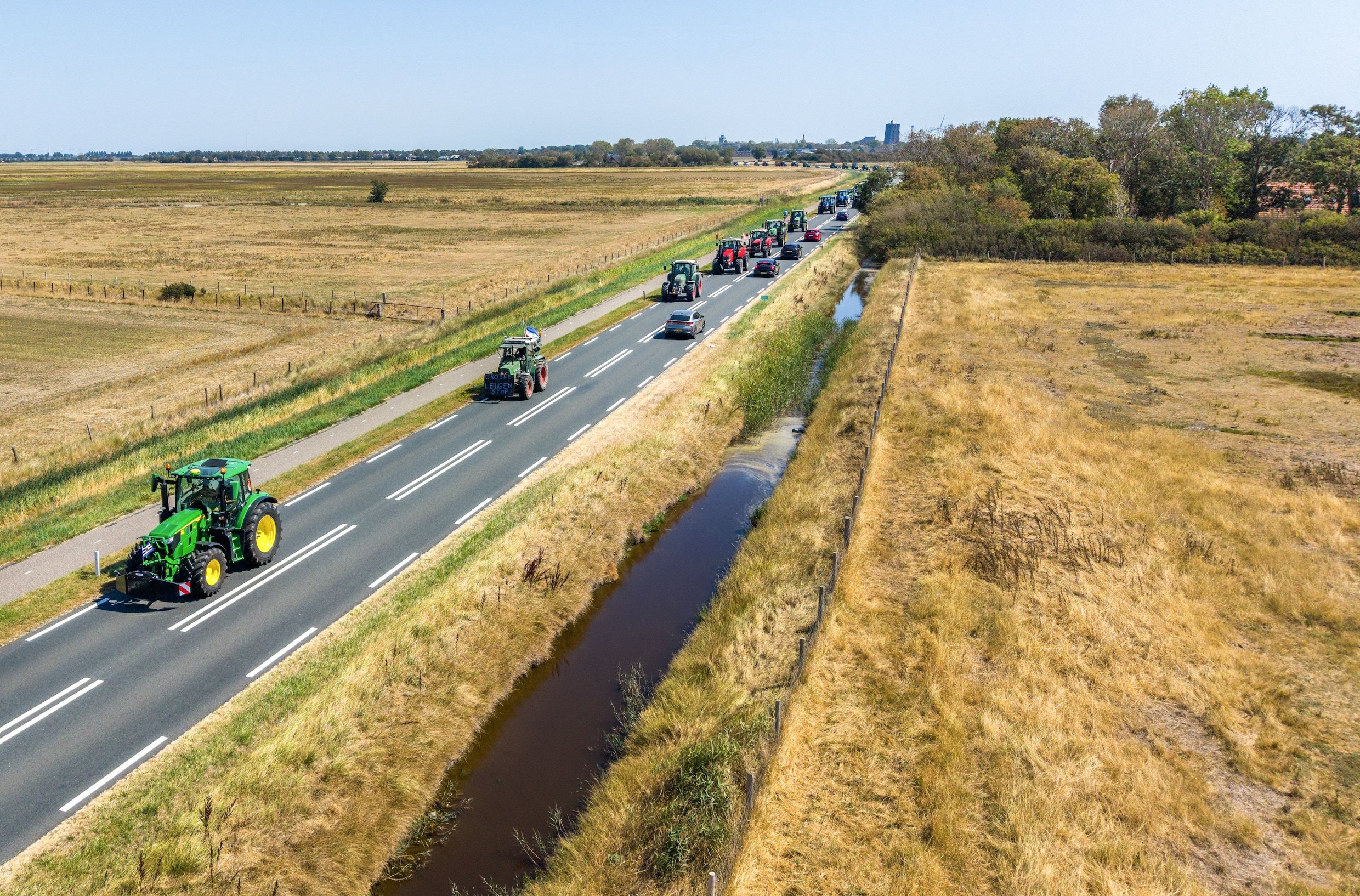 Dronefoto van boeren met trekkers tijdens een protestrit over de N59 naar Burgh-Haamstede.