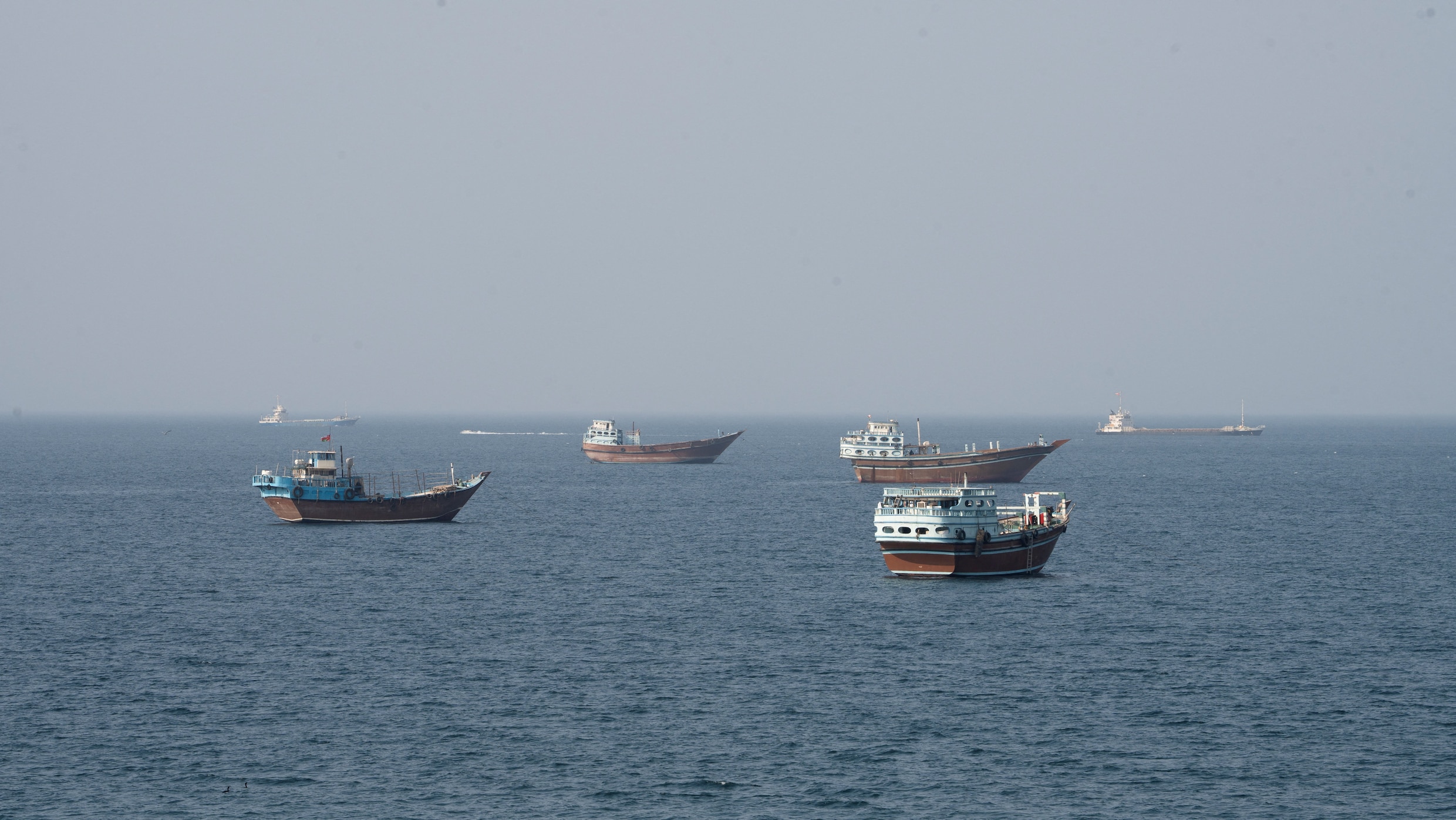 Schepen voor de kust van Oman, in de buurt van de Straat van Hormuz.