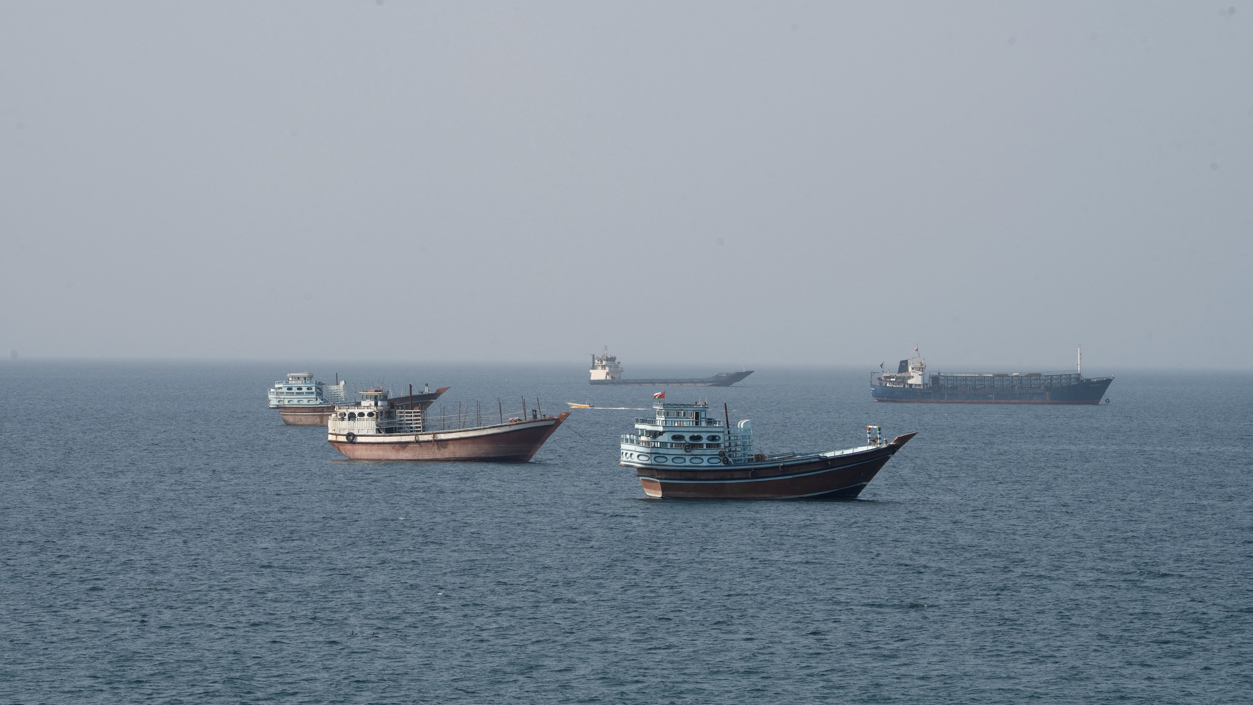 Schepen bij de Straat van Hormuz, gefotografeerd vanaf de kust van Oman.