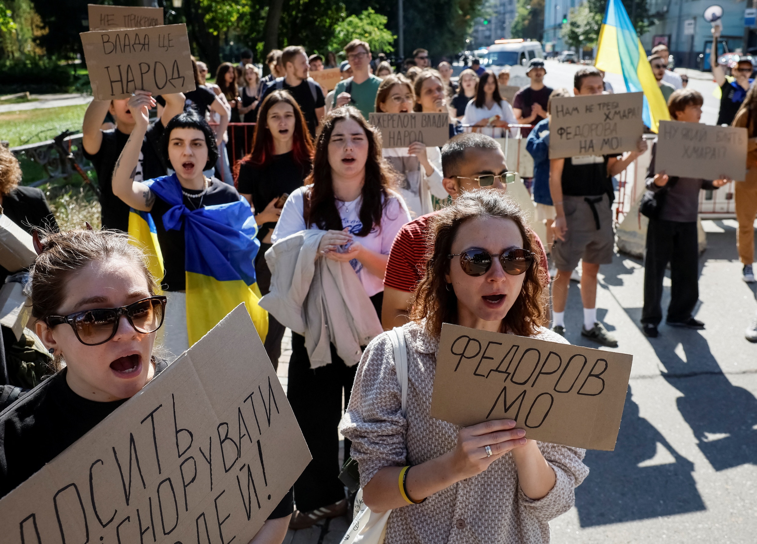 Deelnemers aan een protest bij het Oekraïense parlementsgebouw, waar het parlement zojuist heeft ingestemd met de benoeming van Jevheni Chmara als defensieminister. De demonstranten eisen de terugkeer van de ontslagen minister Mychajlo Fedorov.