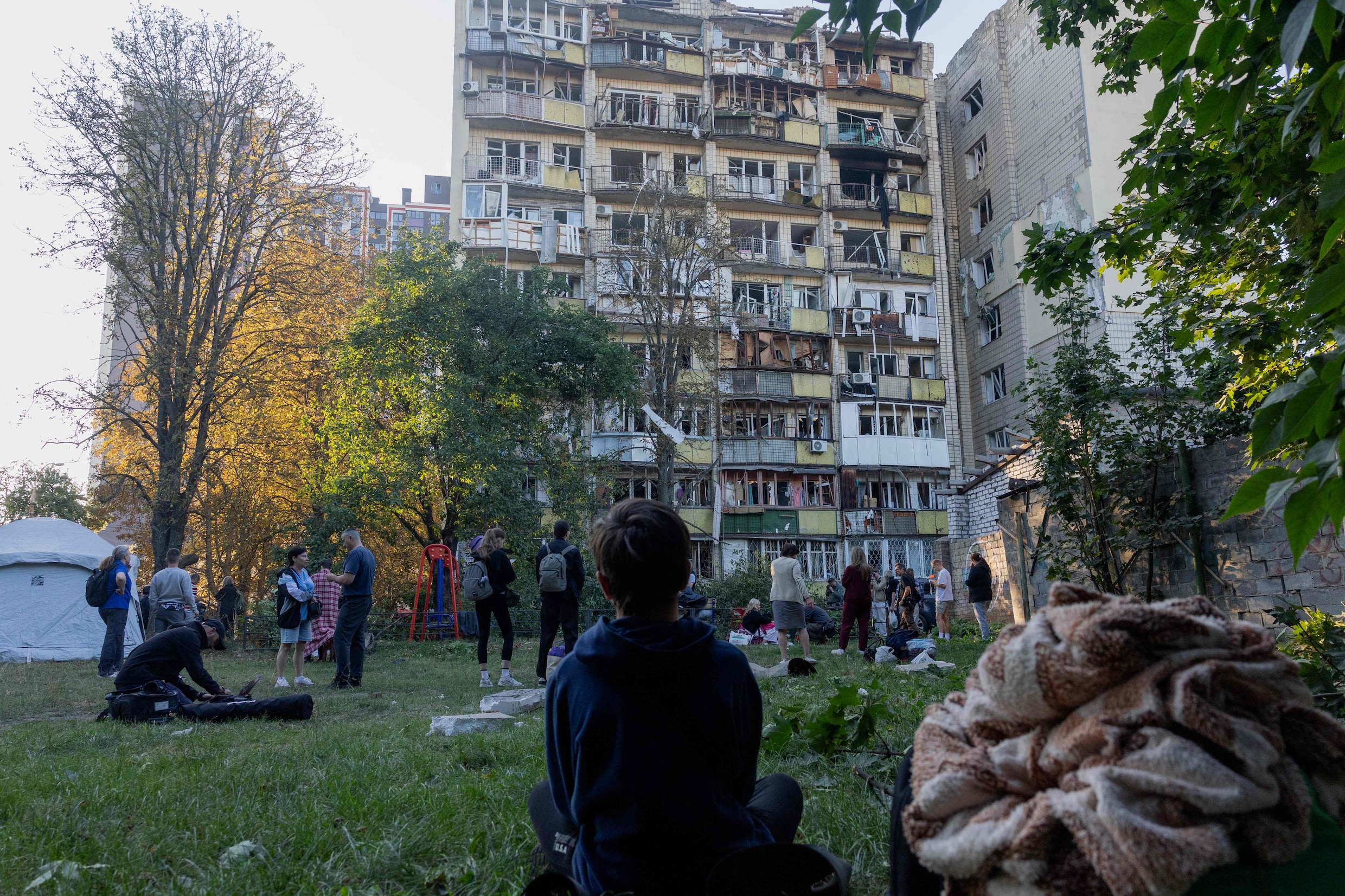 Een appartementengebouw in Kyiv dat is getroffen door de nachtelijke luchtaanval.