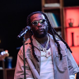 Megaster Burna Boy die een privéconcert geeft in de Bijlmer: hoe kreeg Omroep Zwart dát voor elkaar? Hij hoorde van ons en dacht: lets go!