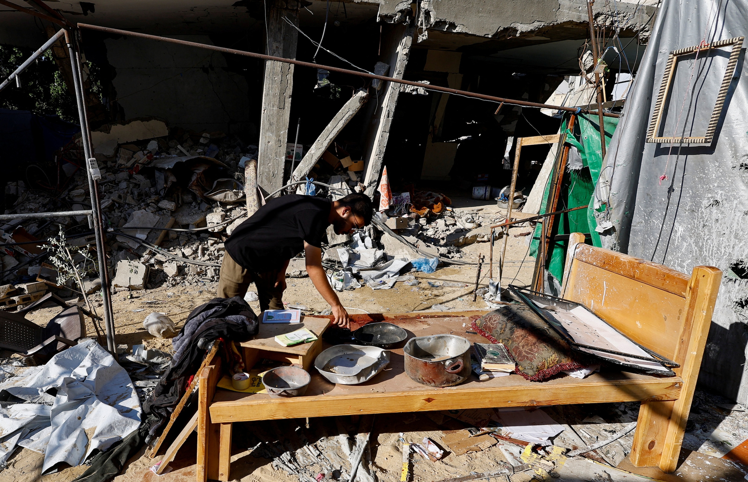 Een Palestijn neemt de schade op na de Israëlische aanval op een tent in Deir al-Balah.
