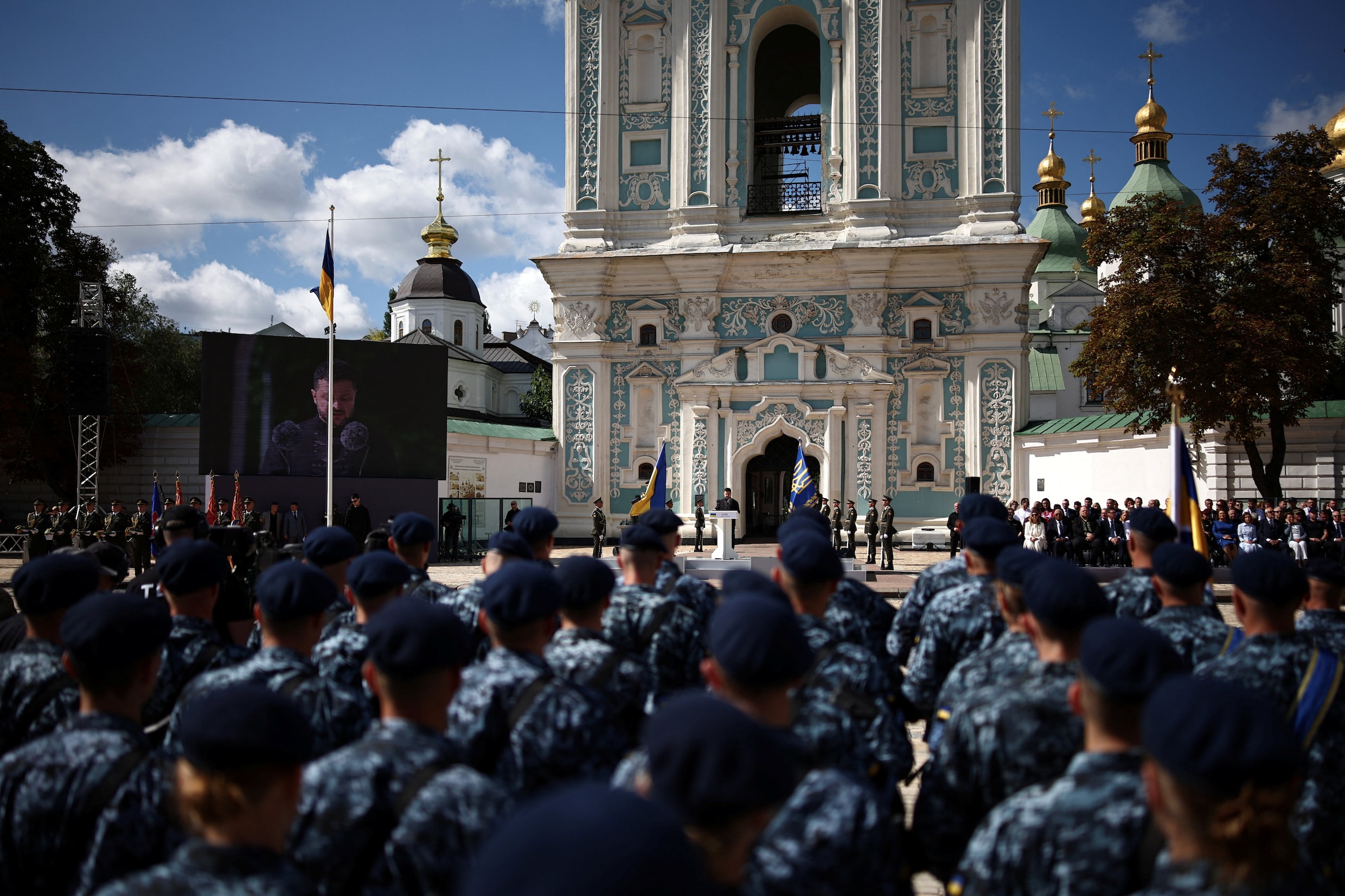 De Oekraïense president Zelensky spreekt ter gelegenheid van de 35ste Onafhankelijkheidsdag bij de Sint-Sofiakathedraal in Kyiv. Bij de ceremonie zijn Oekraïense militairen en verschillende Europese leiders aanwezig.
