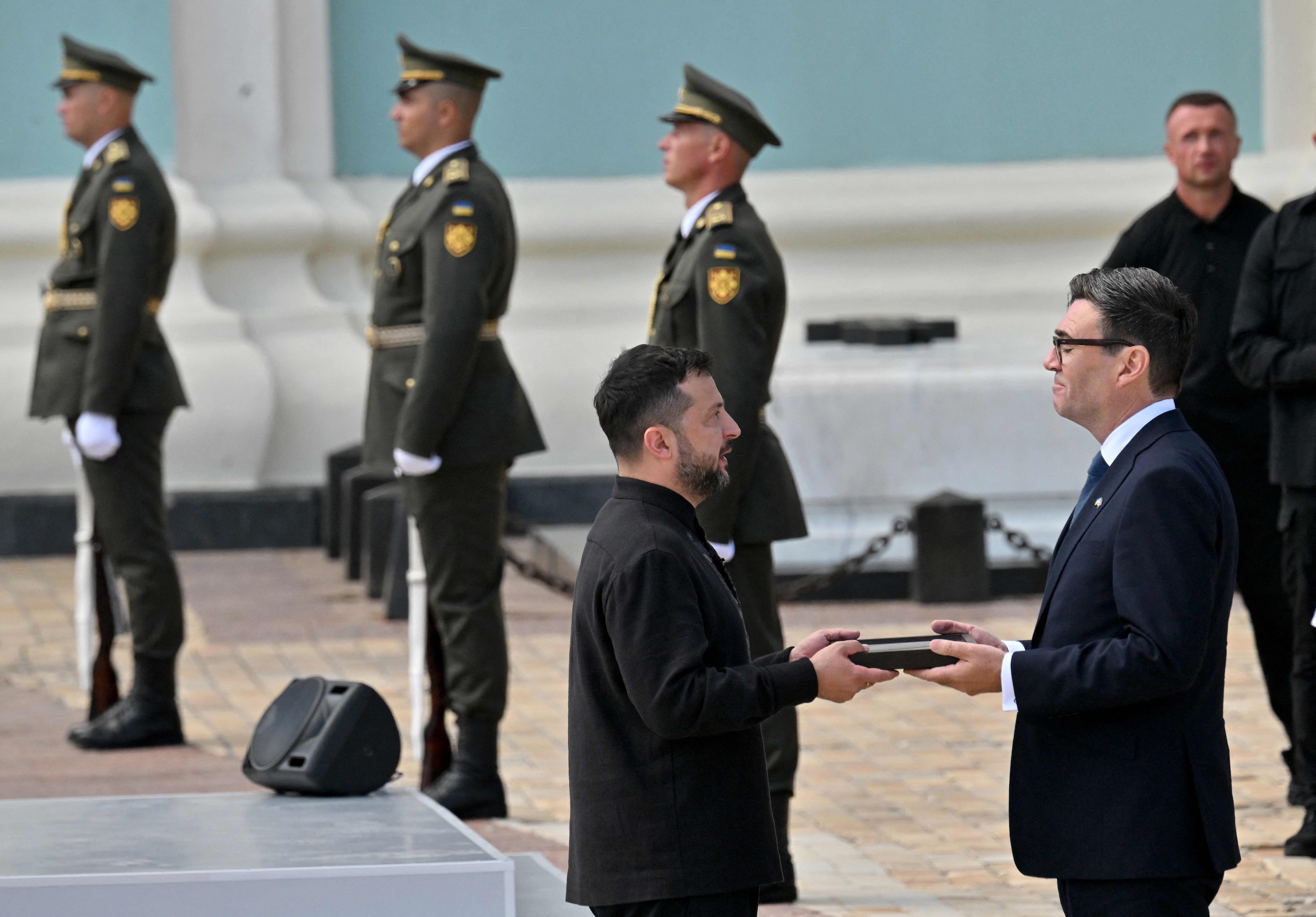 Burnham ontvangt tijdens de ceremonie een onderscheiding van Zelensky. Ook de leiders van Luxemburg, Moldavië en Estland en EU-president António Costa zijn in Kyiv voor overleg over verdere steun aan Oekraïne.