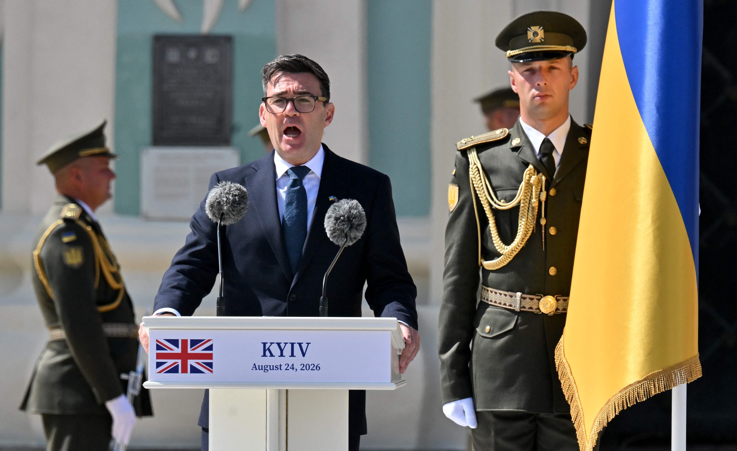 De Britse premier Andy Burnham houdt een toespraak tijdens de onafhankelijkheidsviering in Kyiv. Het is zijn eerste buitenlandse reis als premier. In zijn toespraak vergelijkt Burnham de Oekraïense strijd tegen Rusland met de Britse strijd tegen nazi-Duitsland en belooft Oekraïne te blijven steunen, ondanks de Russische dreiging. 