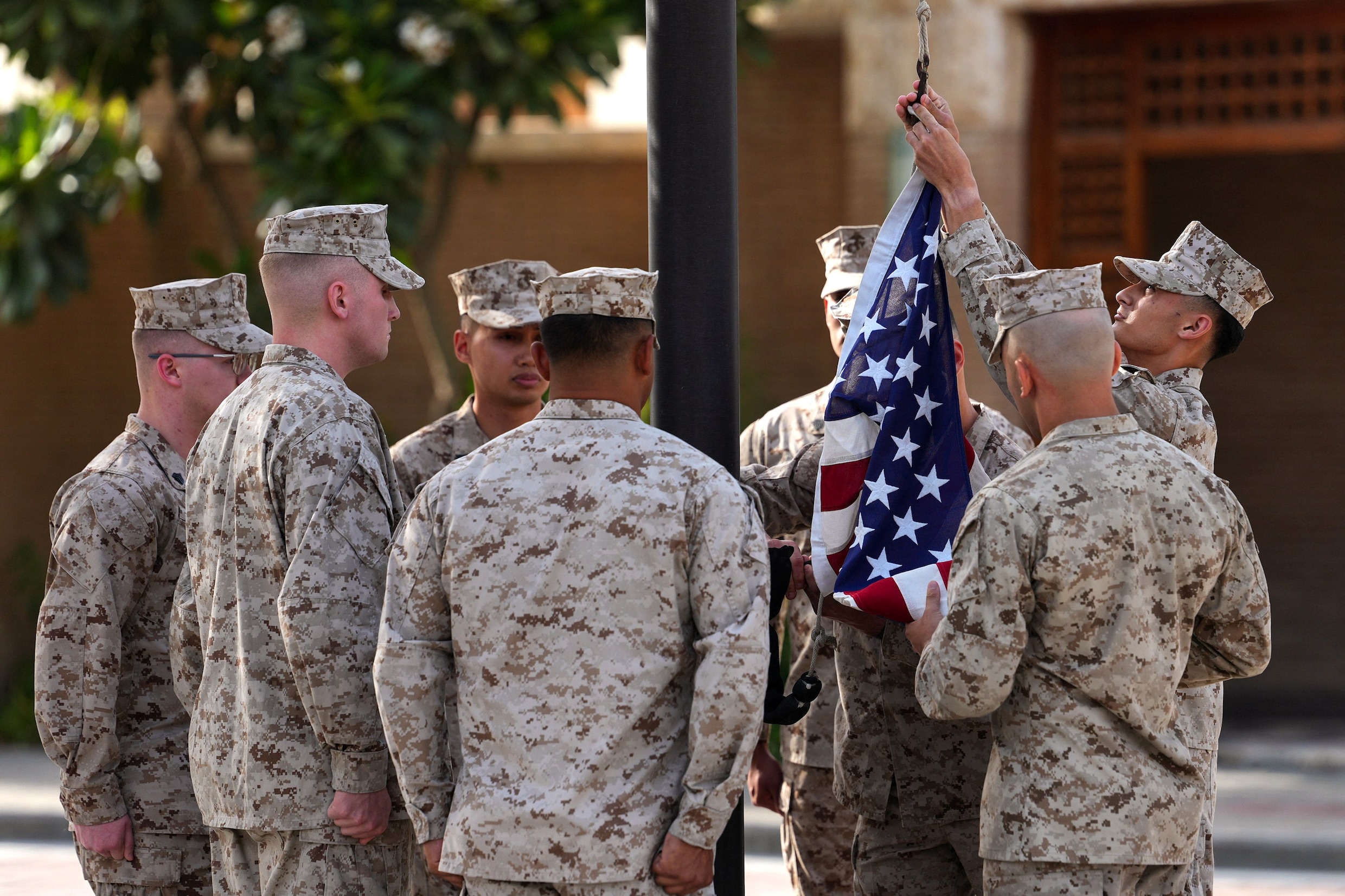 Amerikaanse militairen hijsen de vlag op de Amerikaanse ambassade in Koeweit.