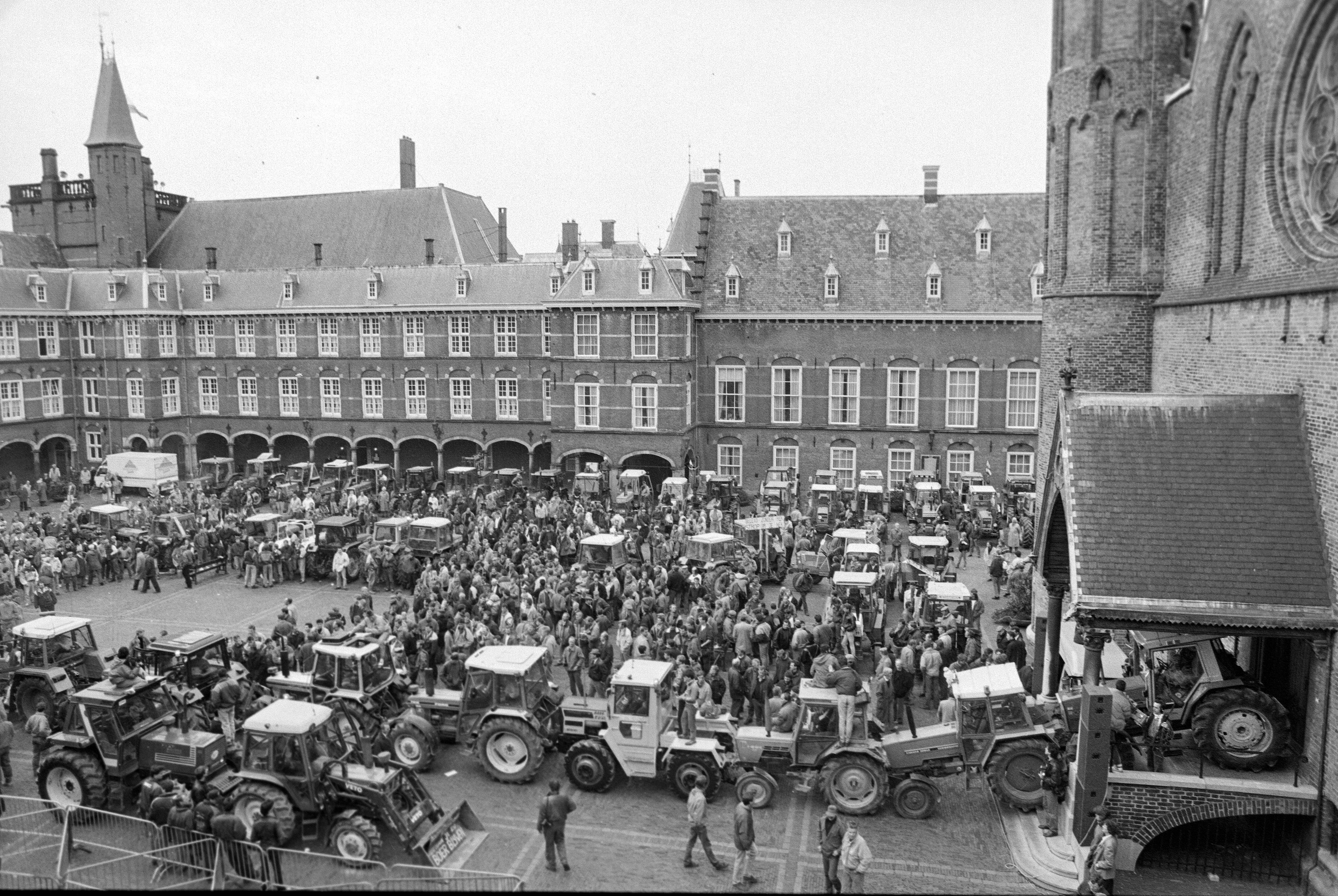 Tractoren op het Binnenhof, met rechts de trappen naar de Ridderzaal, februari 1990.