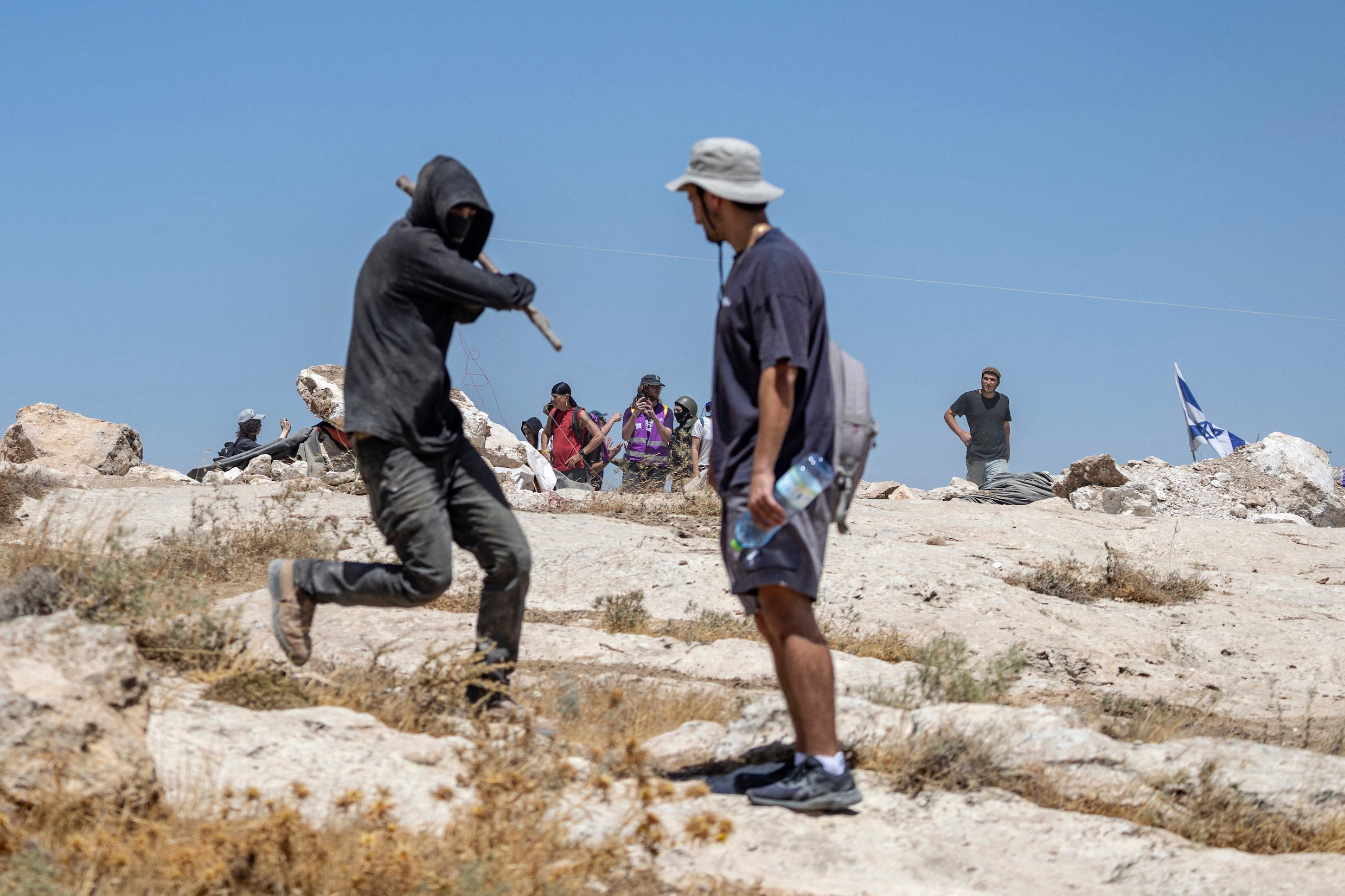Een Israëlische kolonist valt een activist aan in het door Israël bezette dorp Jannatah.