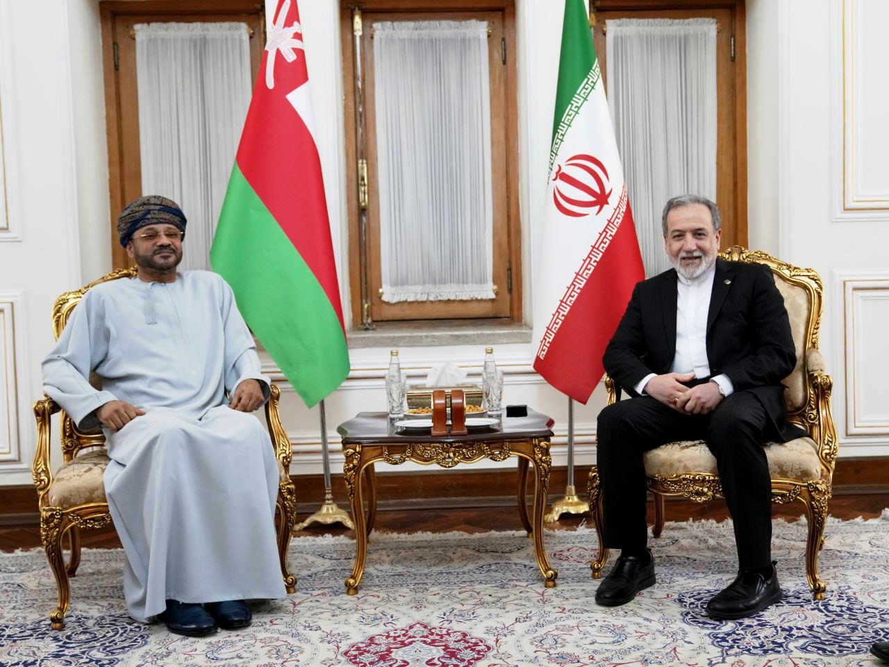 De minister van Buitenlandse Zaken van Oman, Sayyid Badr ‌Al Busaidi, (links) tijdens een ontmoeting met de Iraanse minister Abbas Araghchi in augustus.