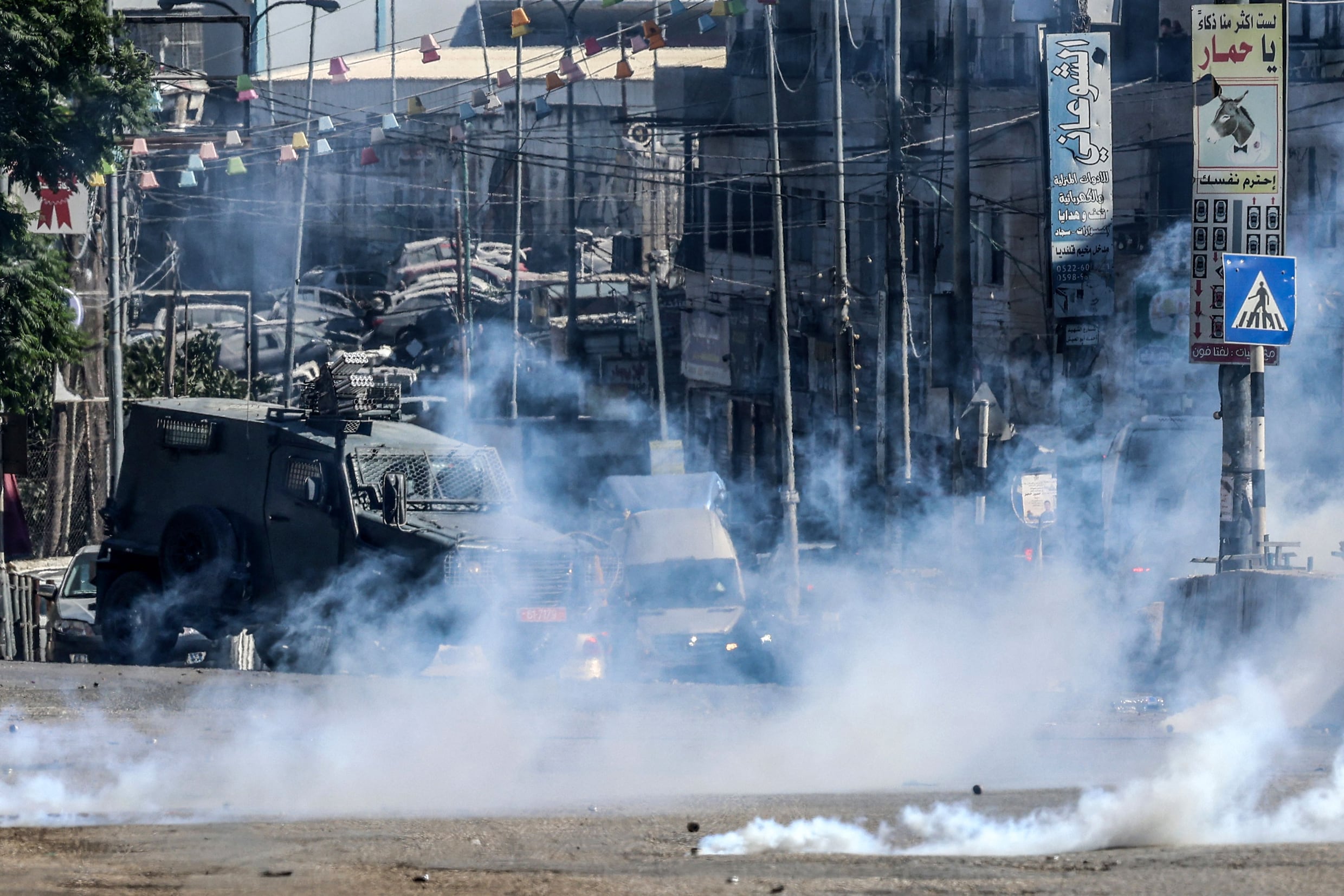 Israëlische troepen blokkeren een straat in Kafr Aqab tijdens een inval van een UNRWA-opleidingsinstituut.