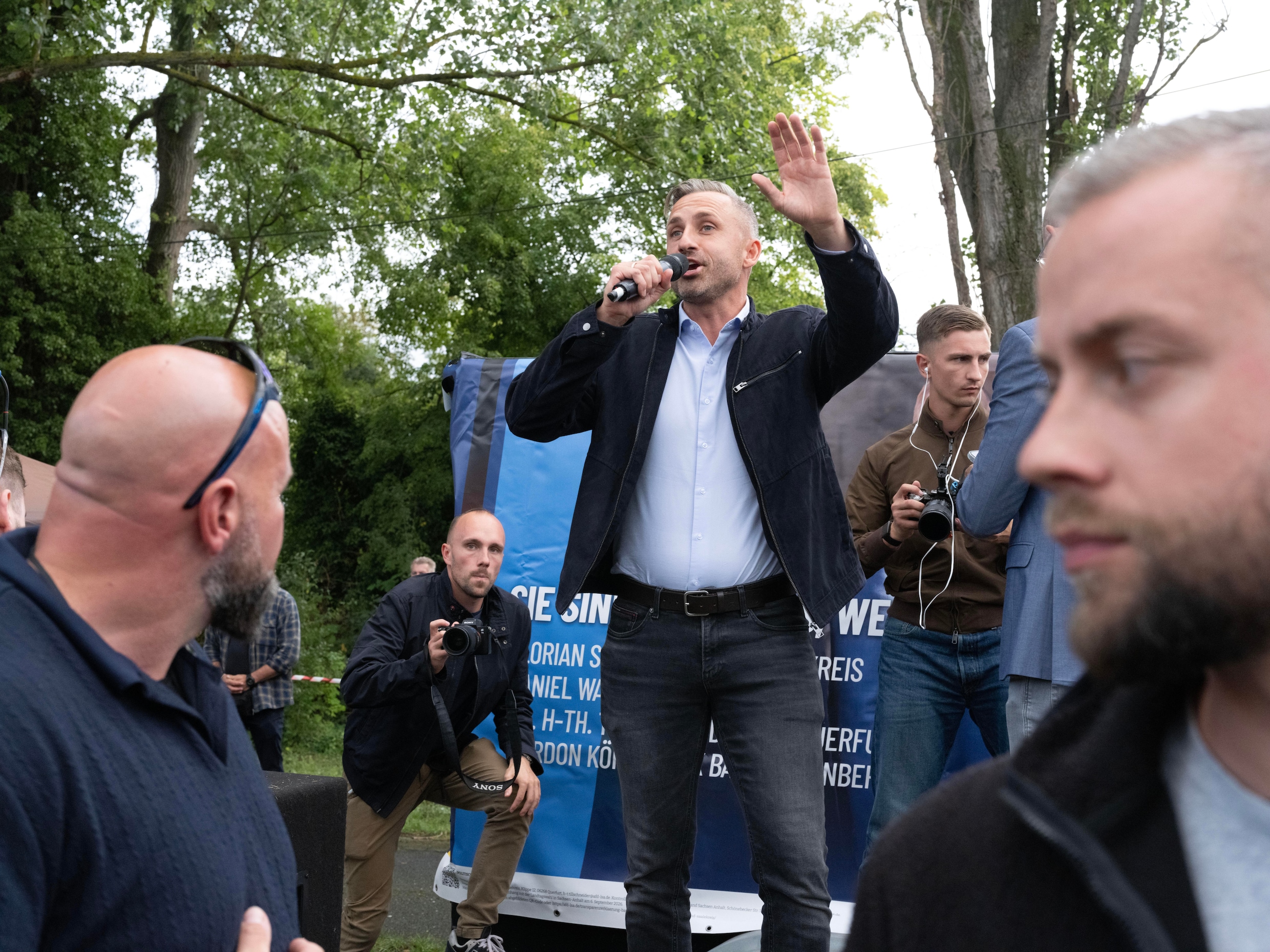 Ulrich Siegmund spreek zijn aanhang toe.