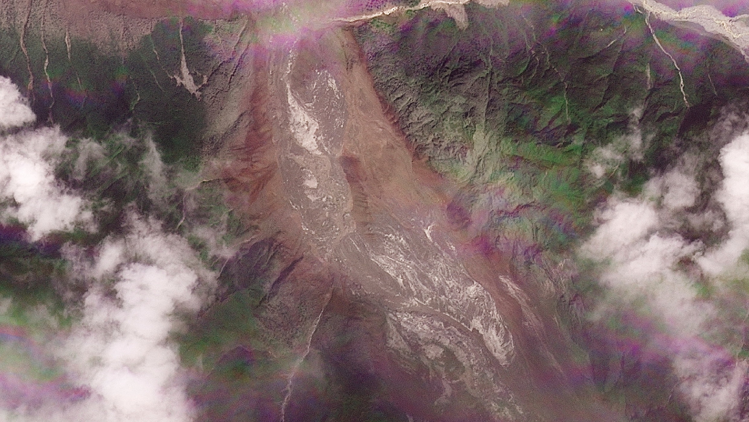 Satellietbeelden van de vallei bij de grens tussen Nepal en Tibet.