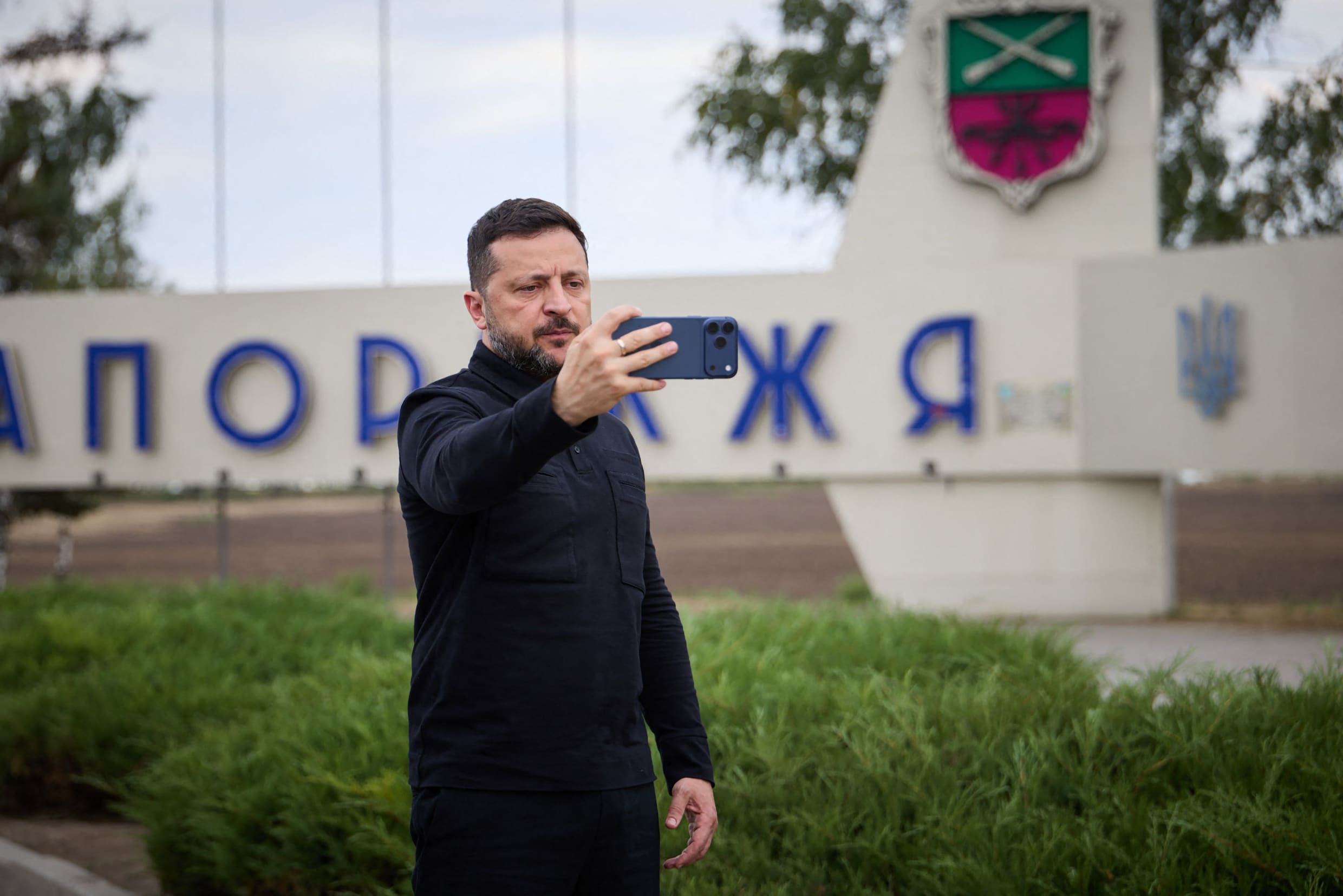 De Oekraïense president Volodymyr Zelensky tijdens het opnemen van een video op zijn mobiele telefoon.