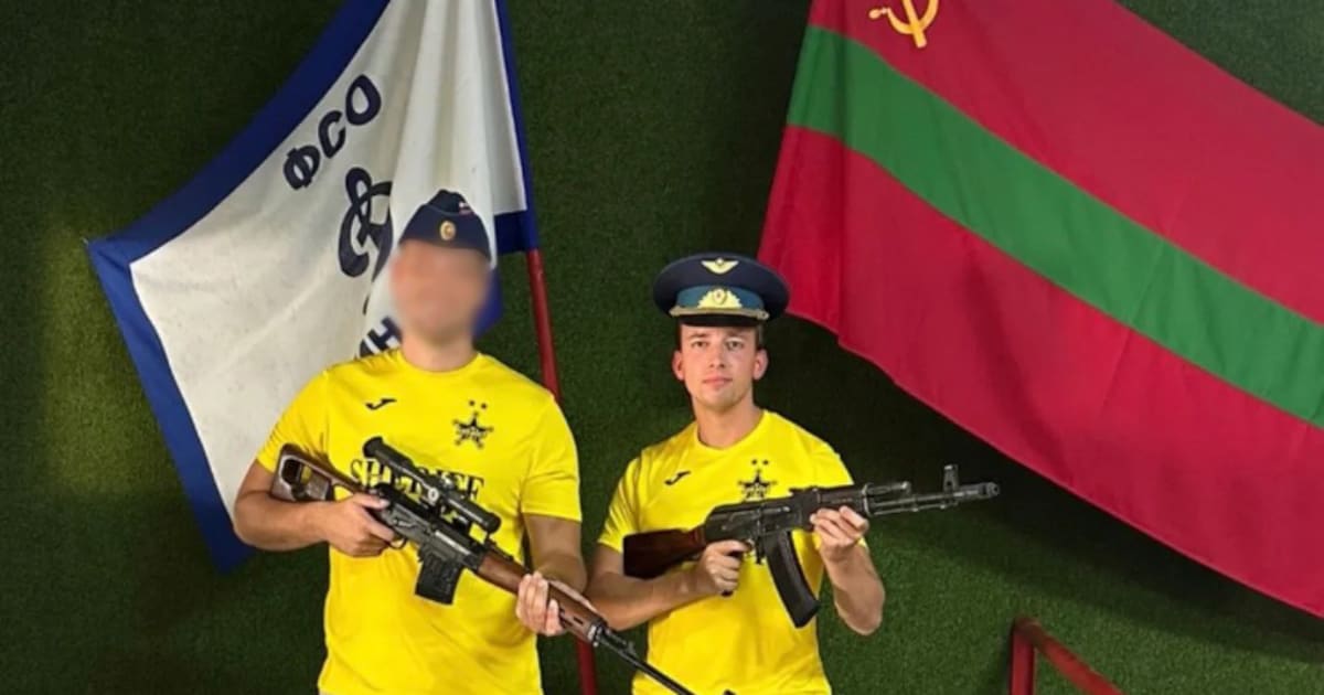 Wethouder uit Oldebroek poseert met pro-Russische vlag en kalasjnikov