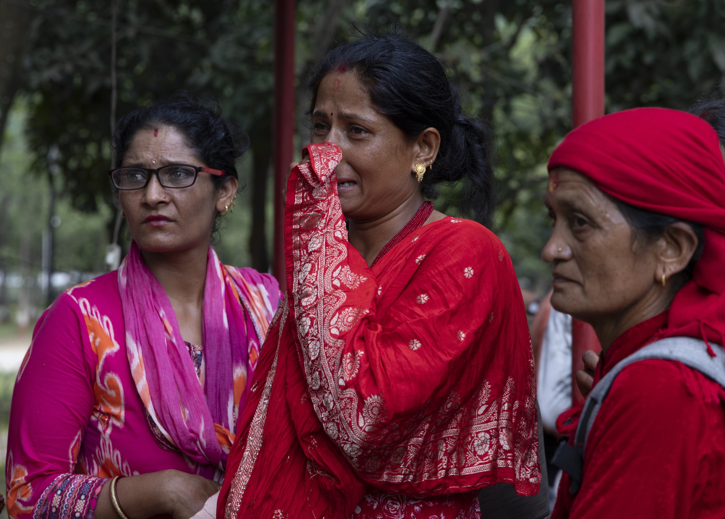 Inwoners van de getroffen regio Nuwakot in Nepal verzamelen zich voor een ziekenhuis.