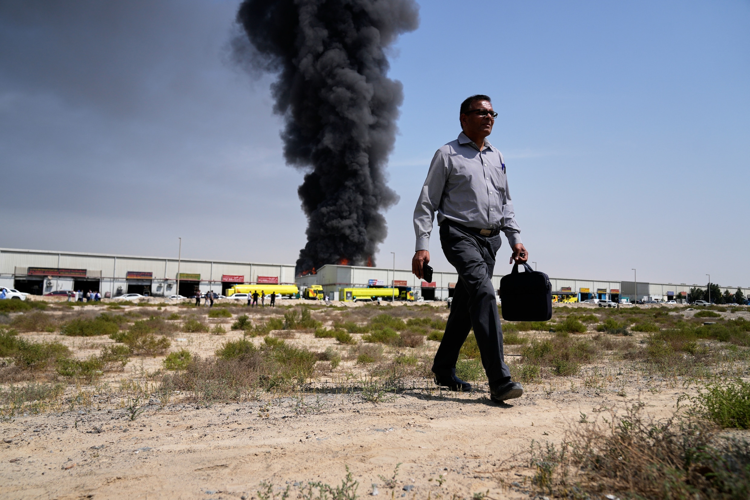 Rook stijgt op boven de Emiraatse stad Sharjah na een Iraanse aanval afgelopen maart.