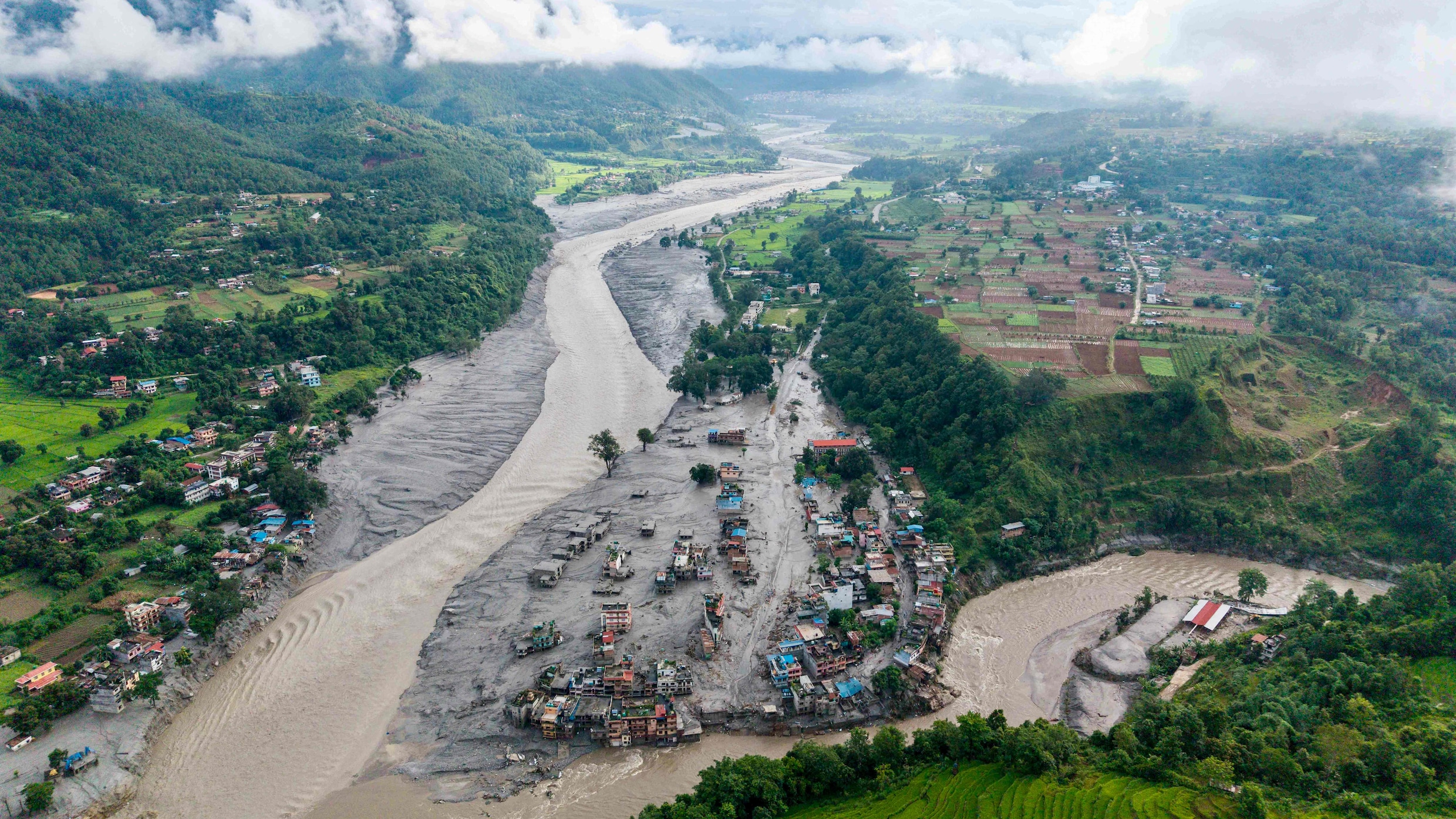 Bij de samenvloeiing van de rivieren Trishuli en Tadi in Nepal, is Devighat bedolven onder de modder door de overstromingen.