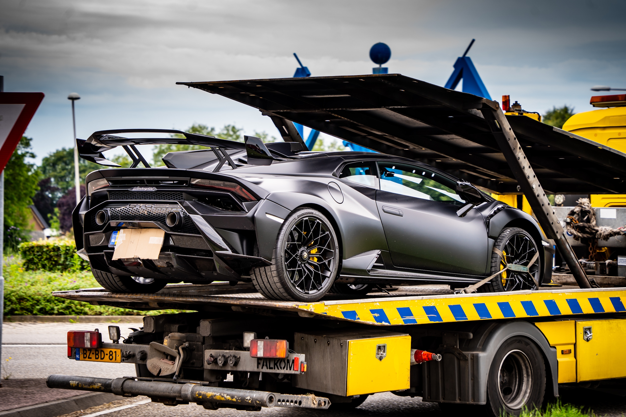 Bij de inval van de Fiod in 2024 wordt een Lamborghini in beslag genomen.