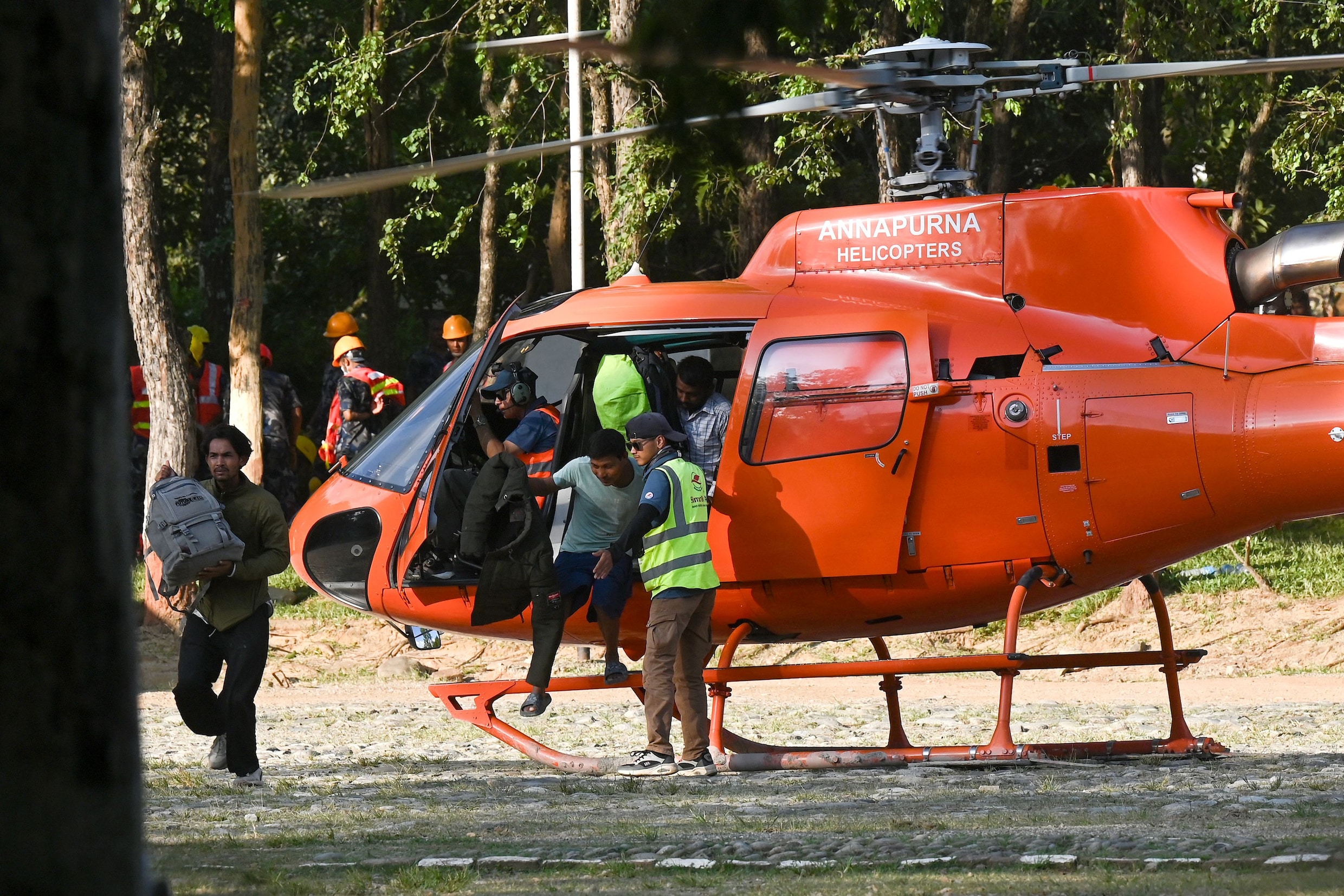 Geredde burgers verlaten een helikopter op een Nepalees legerkamp nabij het plaatsje Battar Bazar, Nepal, August 27 2026.