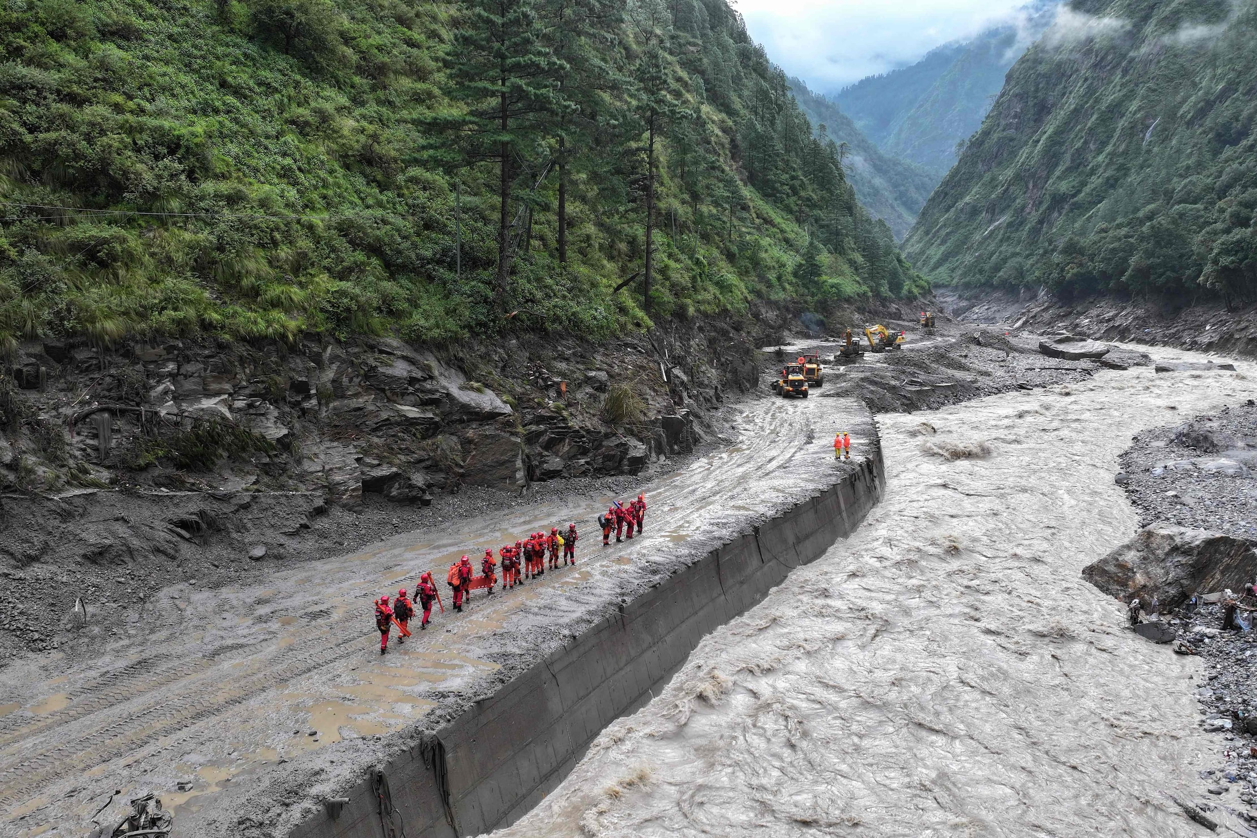 Reddingswerkers vrijdag in Tibet.
