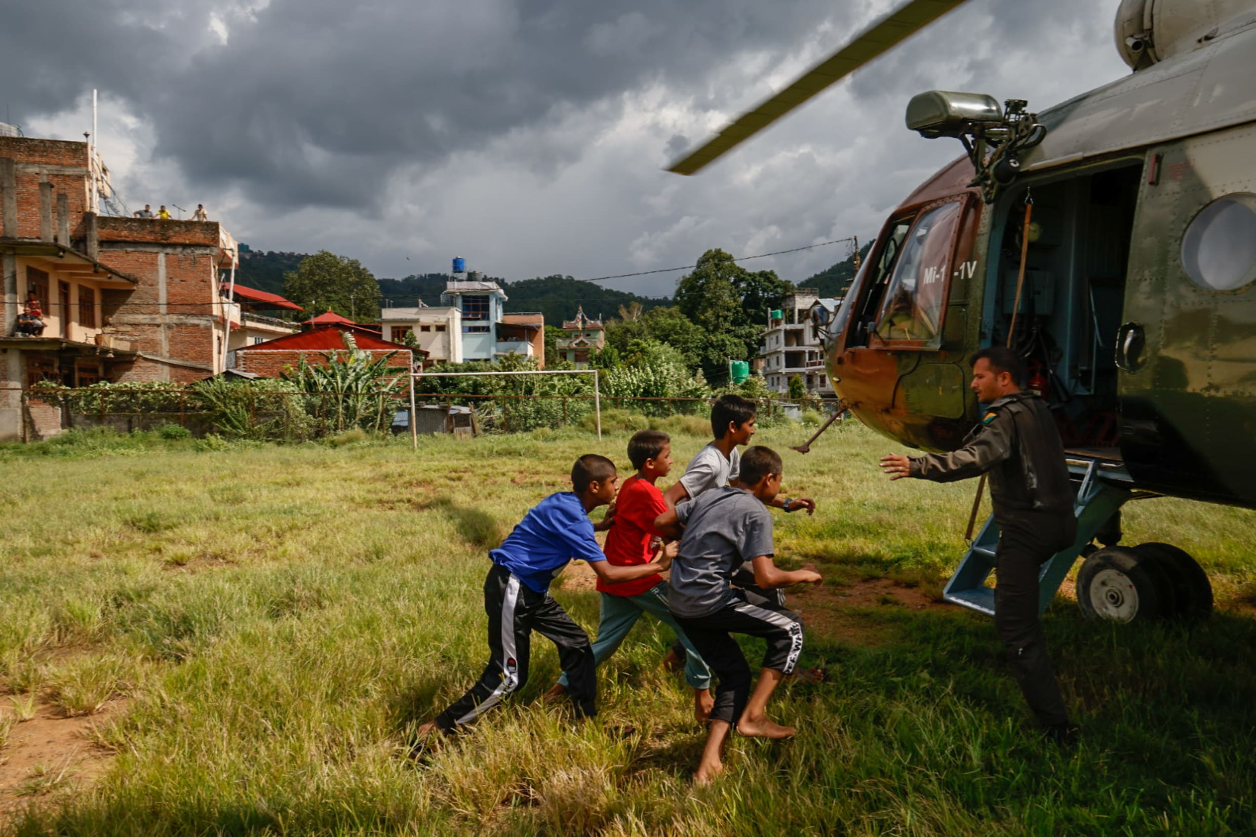 Mensen worden gered door een helikopter van het Nepalese leger in het dorp Hatigauda.